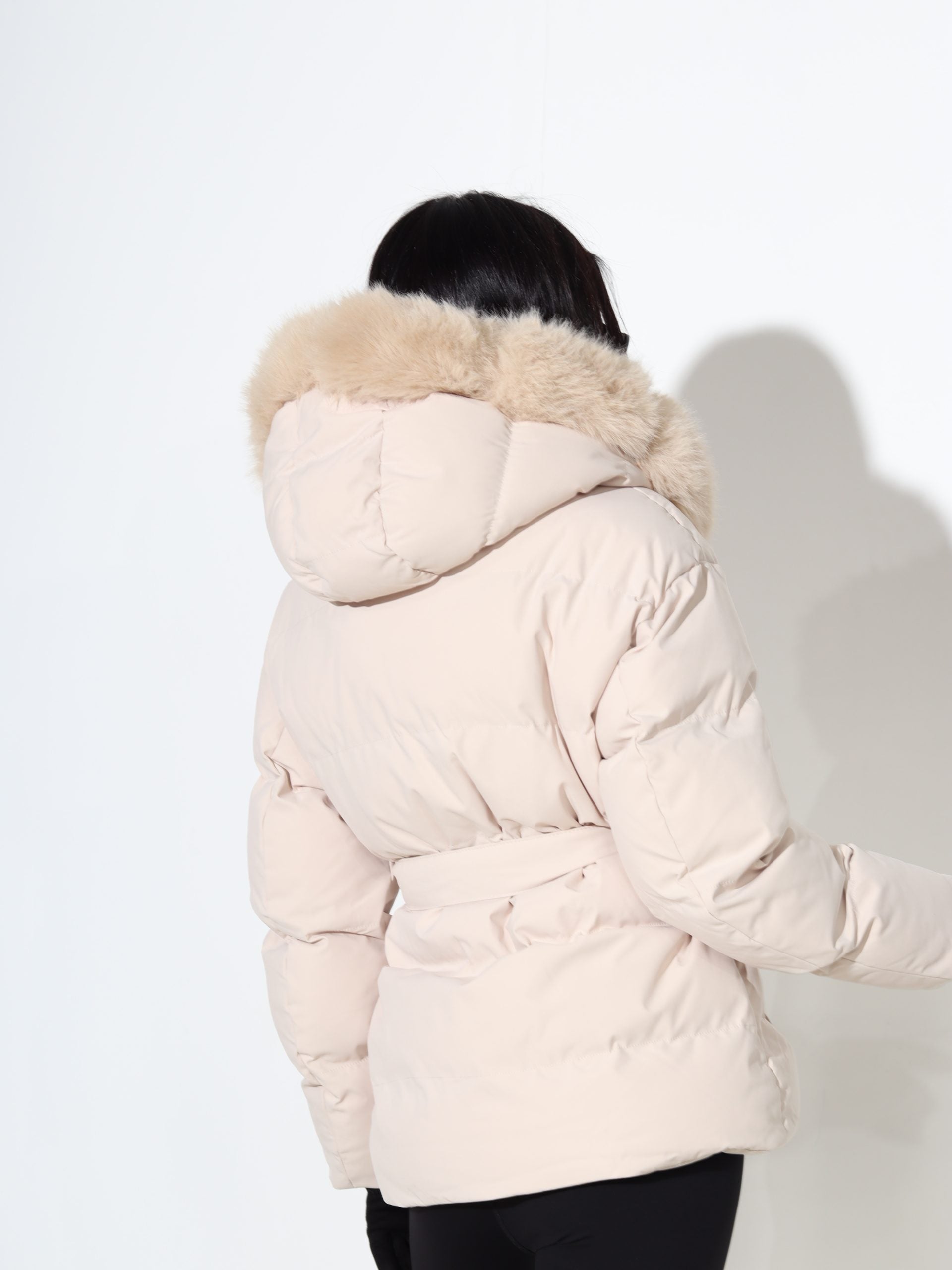 Bēšas krāsas virsjaka ar jostu un kapuci ar dekoratīvu pūku - 17670