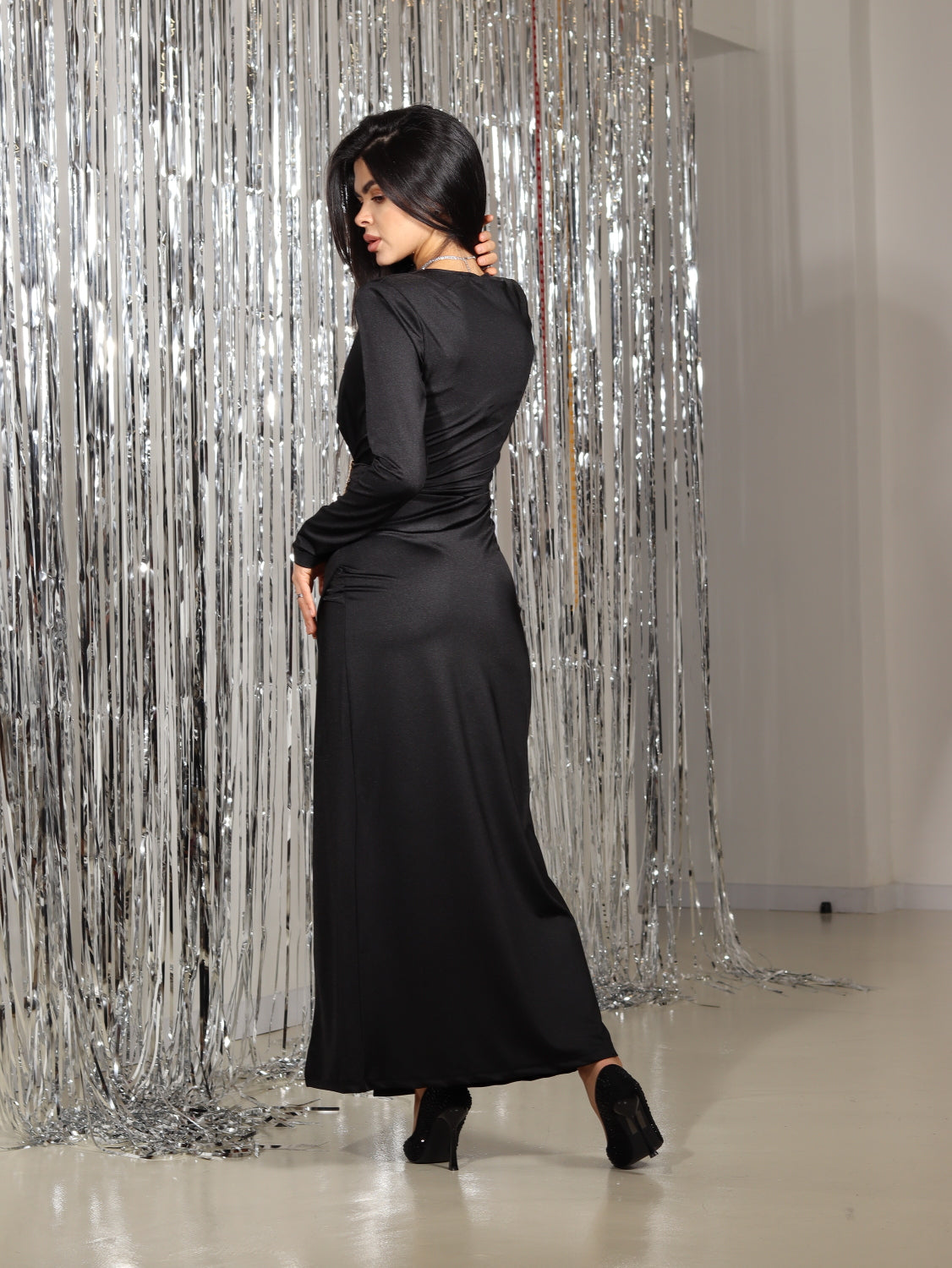 Melna kleita ar čūskas motīva sprādzi - 13787