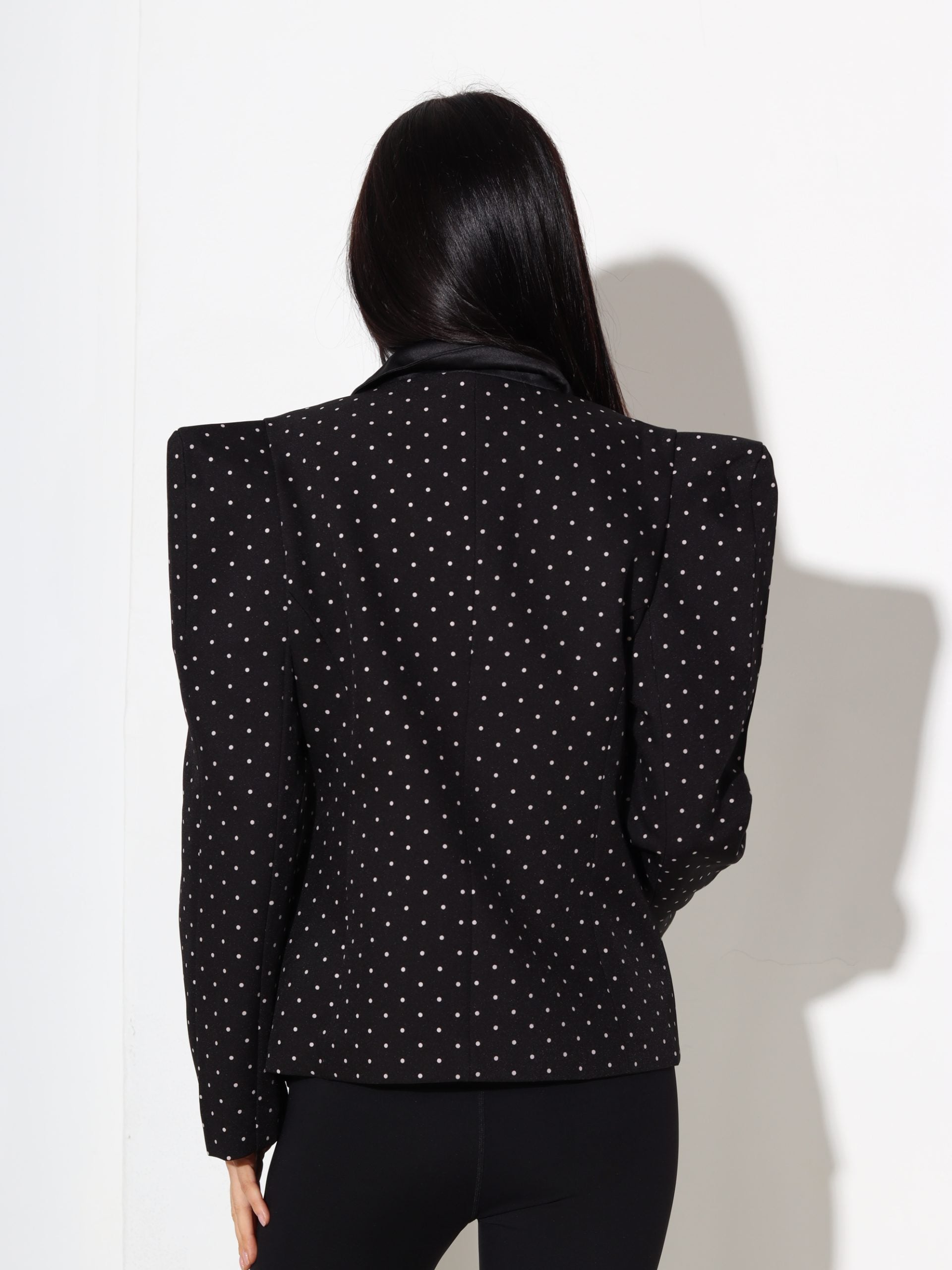 Melna žakete ar baltas krāsas akcentiem - 17304