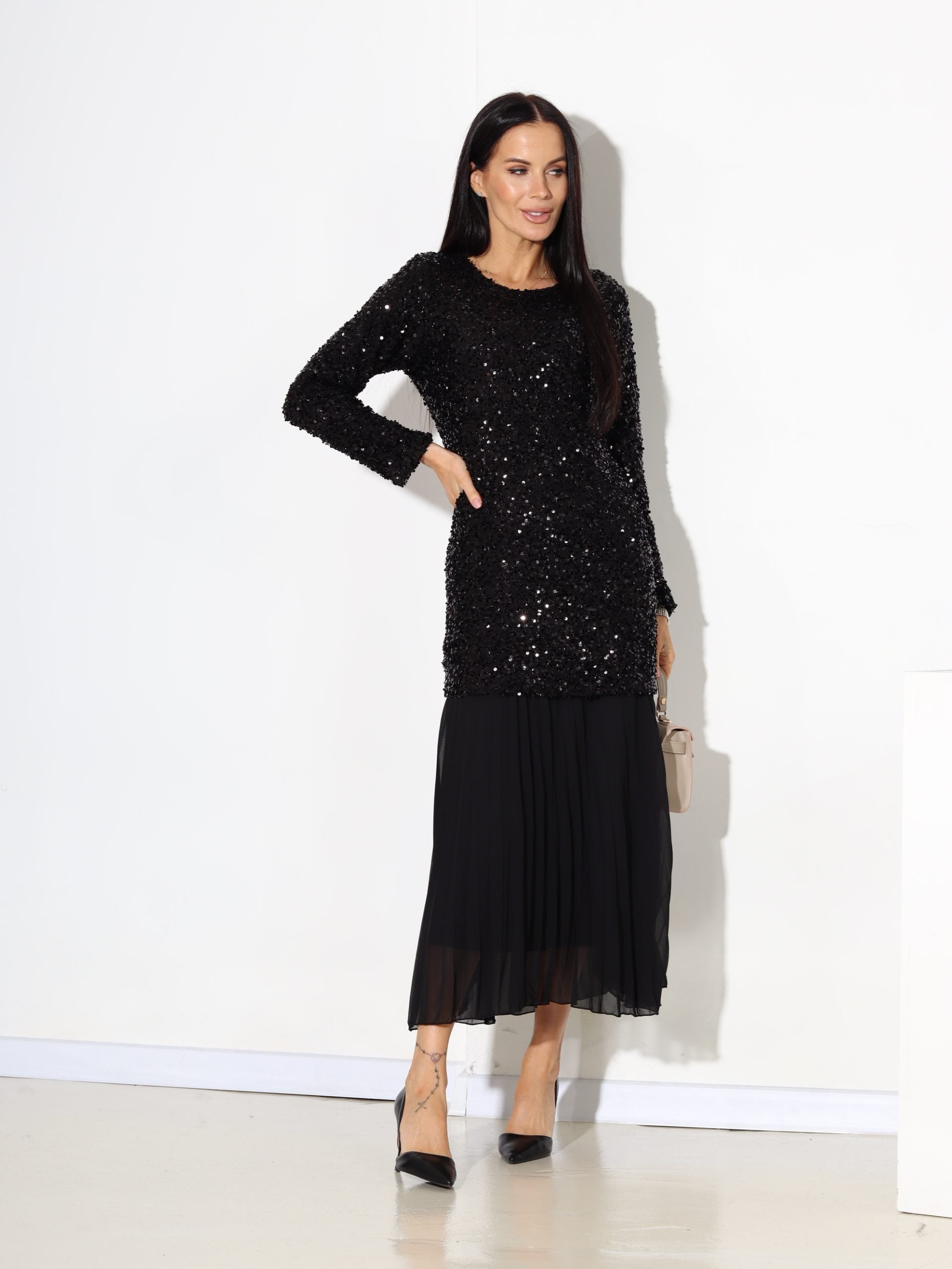 Melna gara kleita ar fliteriem un gofrētu apakšdaļu - 17661