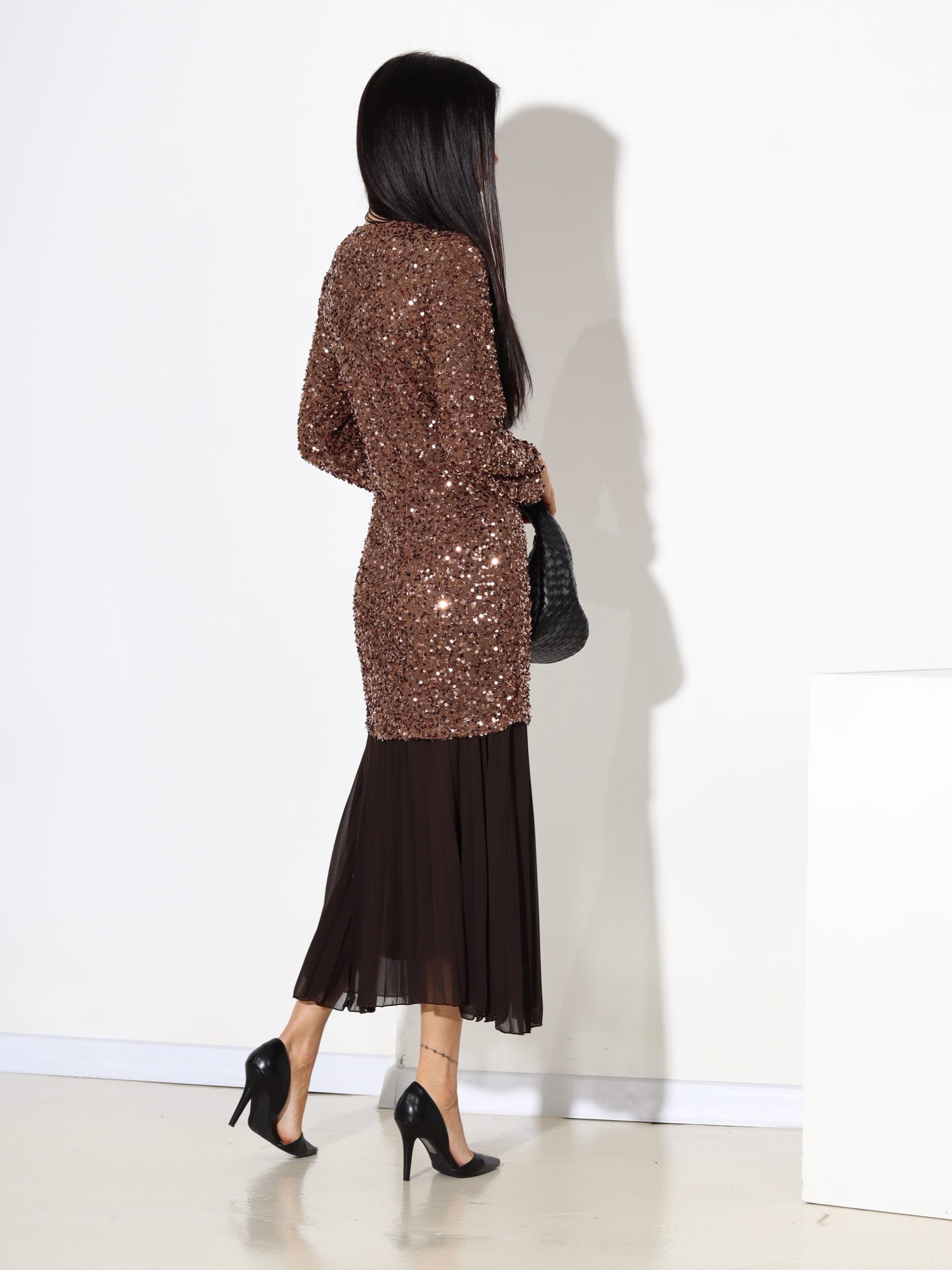 Brūna gara kleita ar fliteriem un gofrētu apakšdaļu - 17662