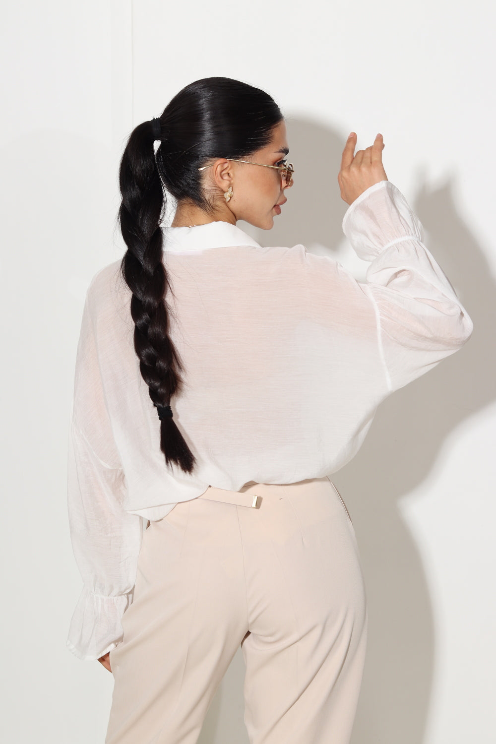 Balts, viegla auduma krekls ar volāniņu delnas daļā - 14633