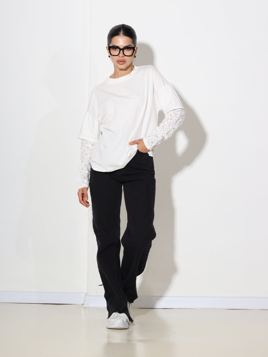 Balts tops ar zaigojošu mežģīnes piedurkni - 14638