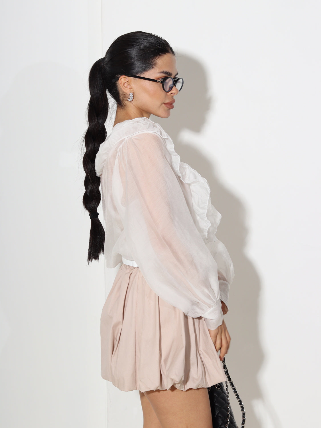 Balta sienama blūze ar rišiņu dekoltē zonā - 14629