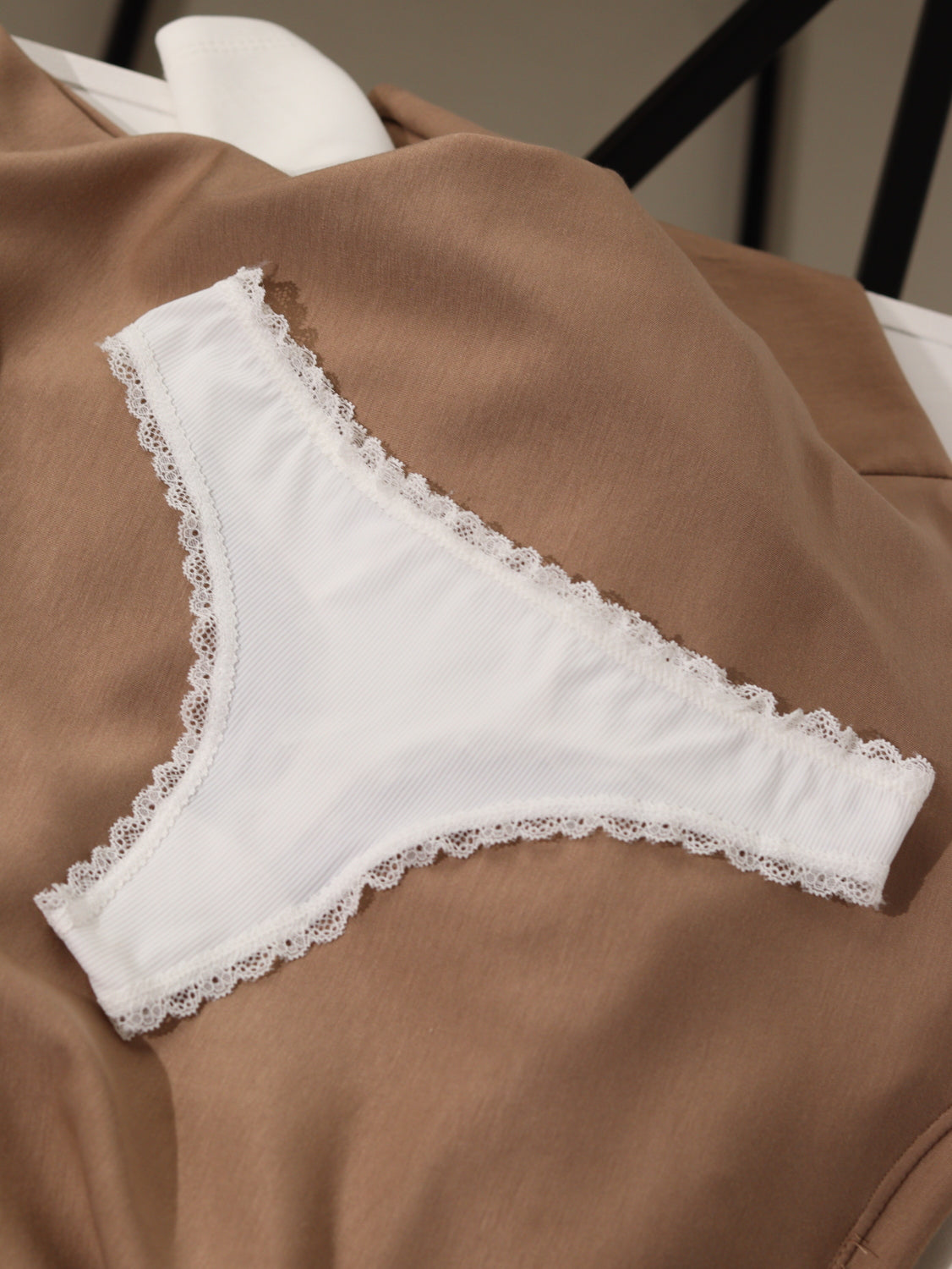 Baltas string biksītes ar mežģīņu maliņu - 16210