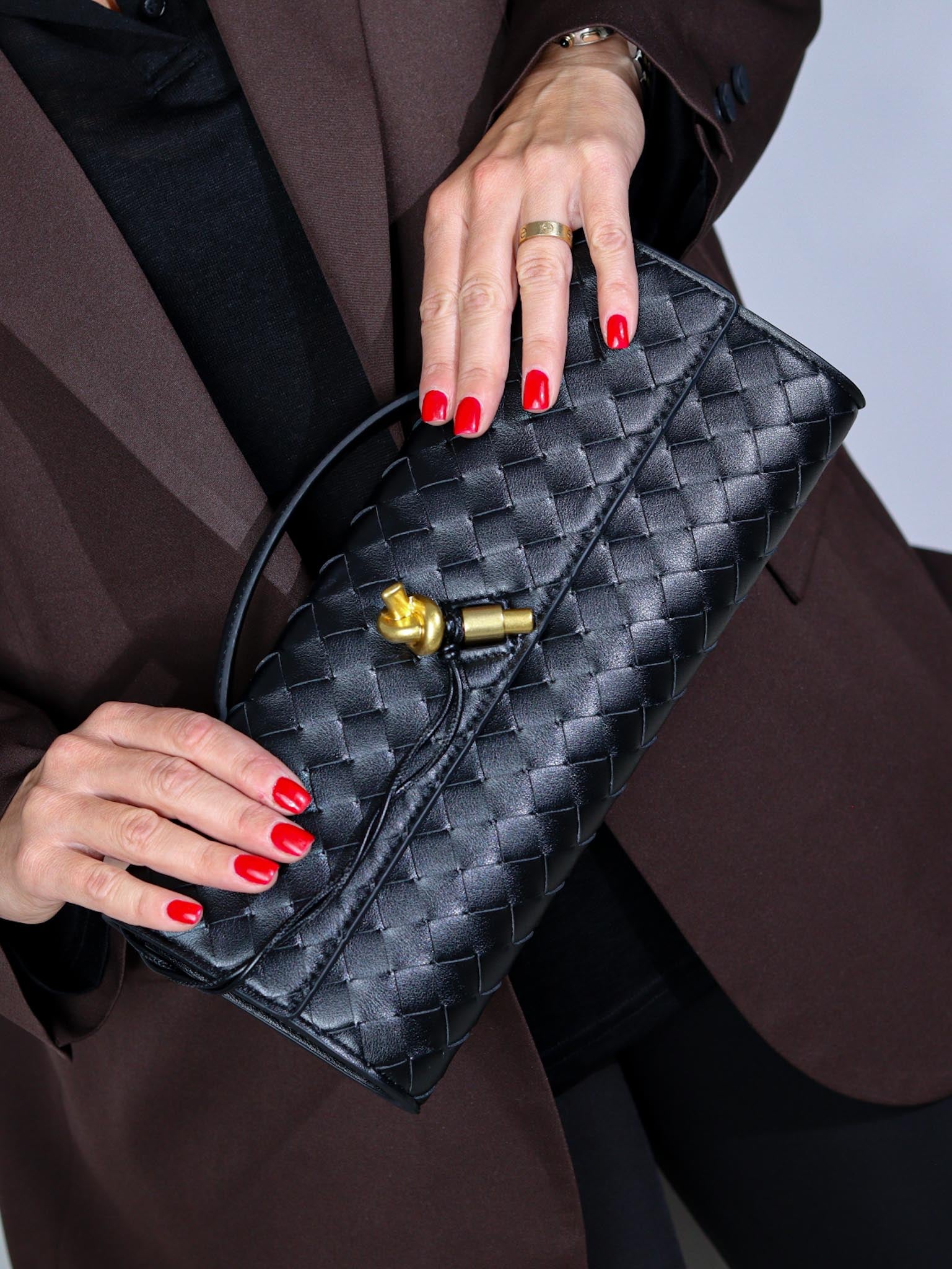 Melna d/a taisnstūra formas pīta soma ar zelta dekora aizdari - 16187