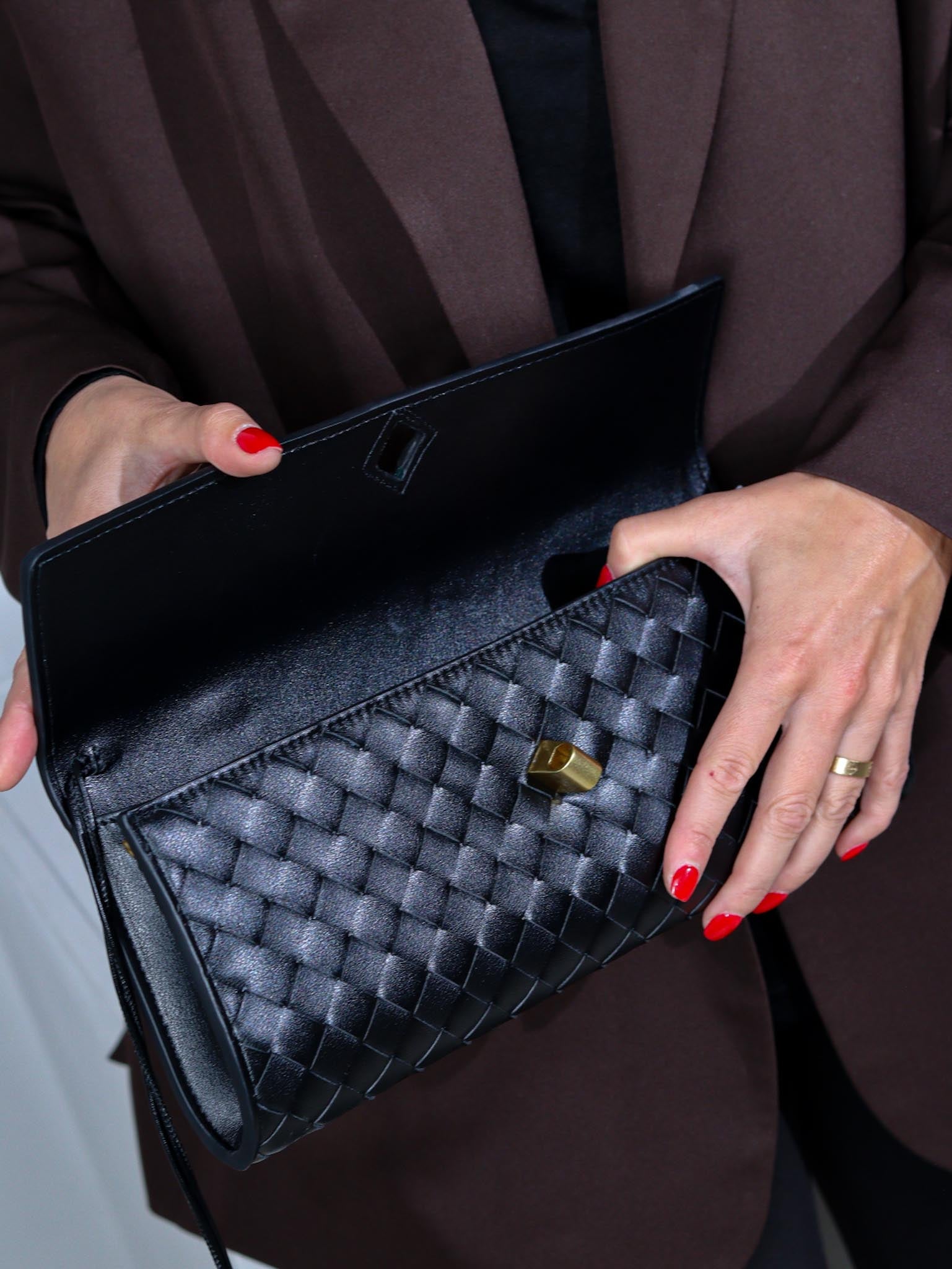 Melna d/a taisnstūra formas pīta soma ar zelta dekora aizdari - 16187