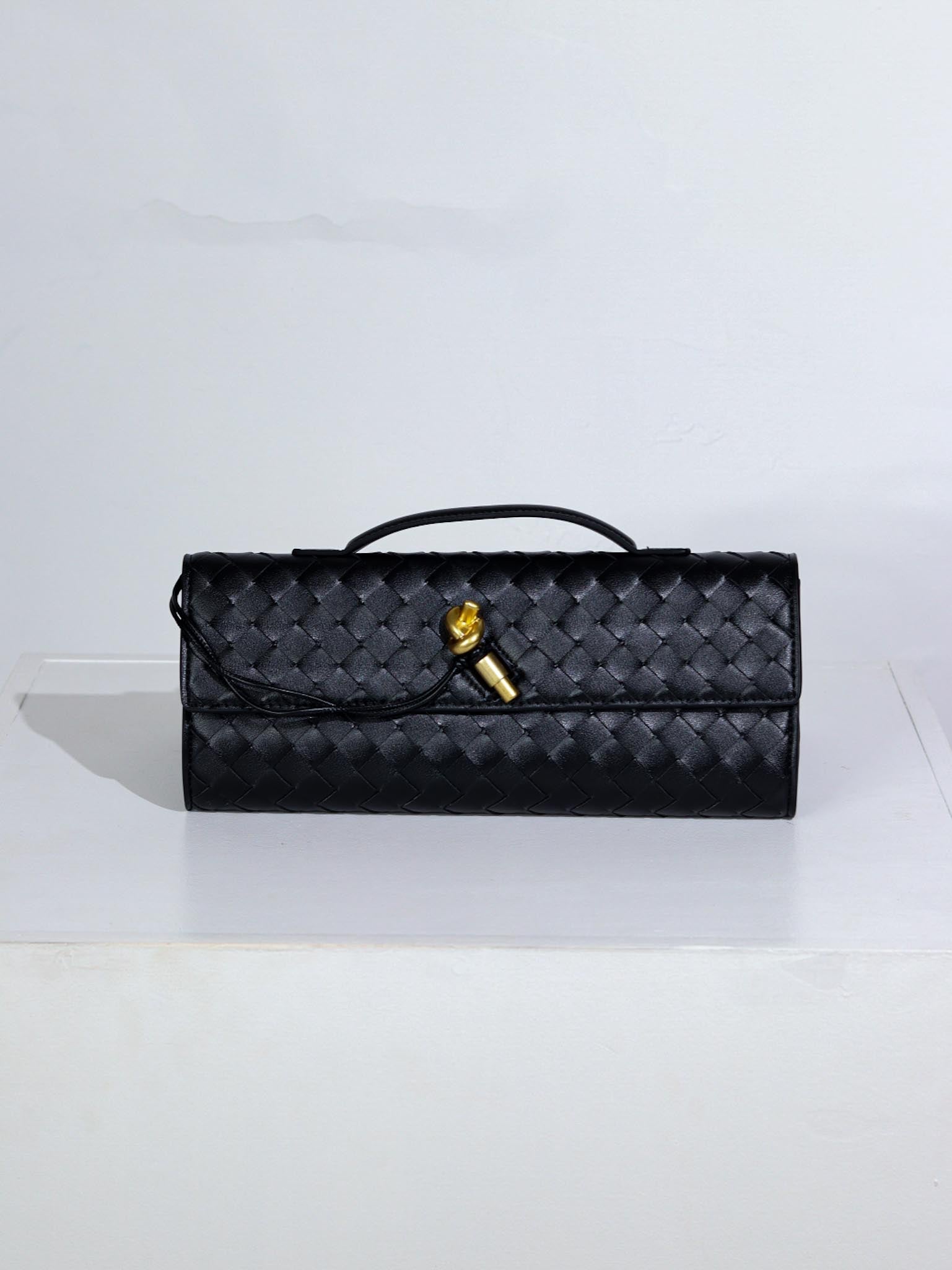 Melna d/a taisnstūra formas pīta soma ar zelta dekora aizdari - 16187