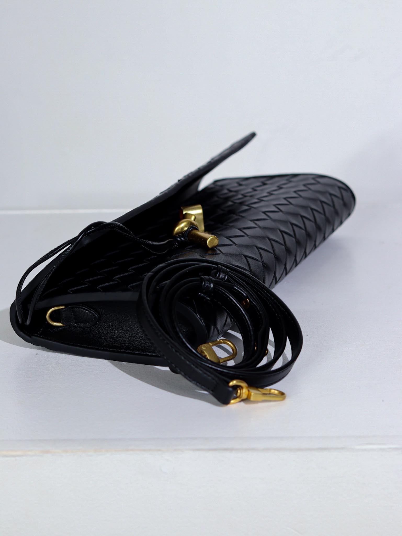 Melna d/a taisnstūra formas pīta soma ar zelta dekora aizdari - 16187