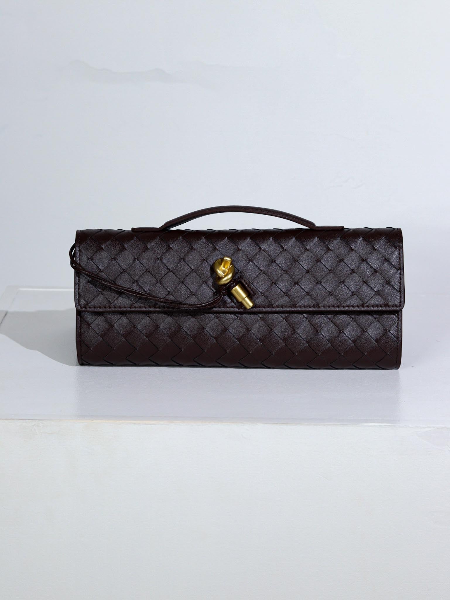 Melna d/a taisnstūra formas pīta soma ar zelta dekora aizdari - 16187