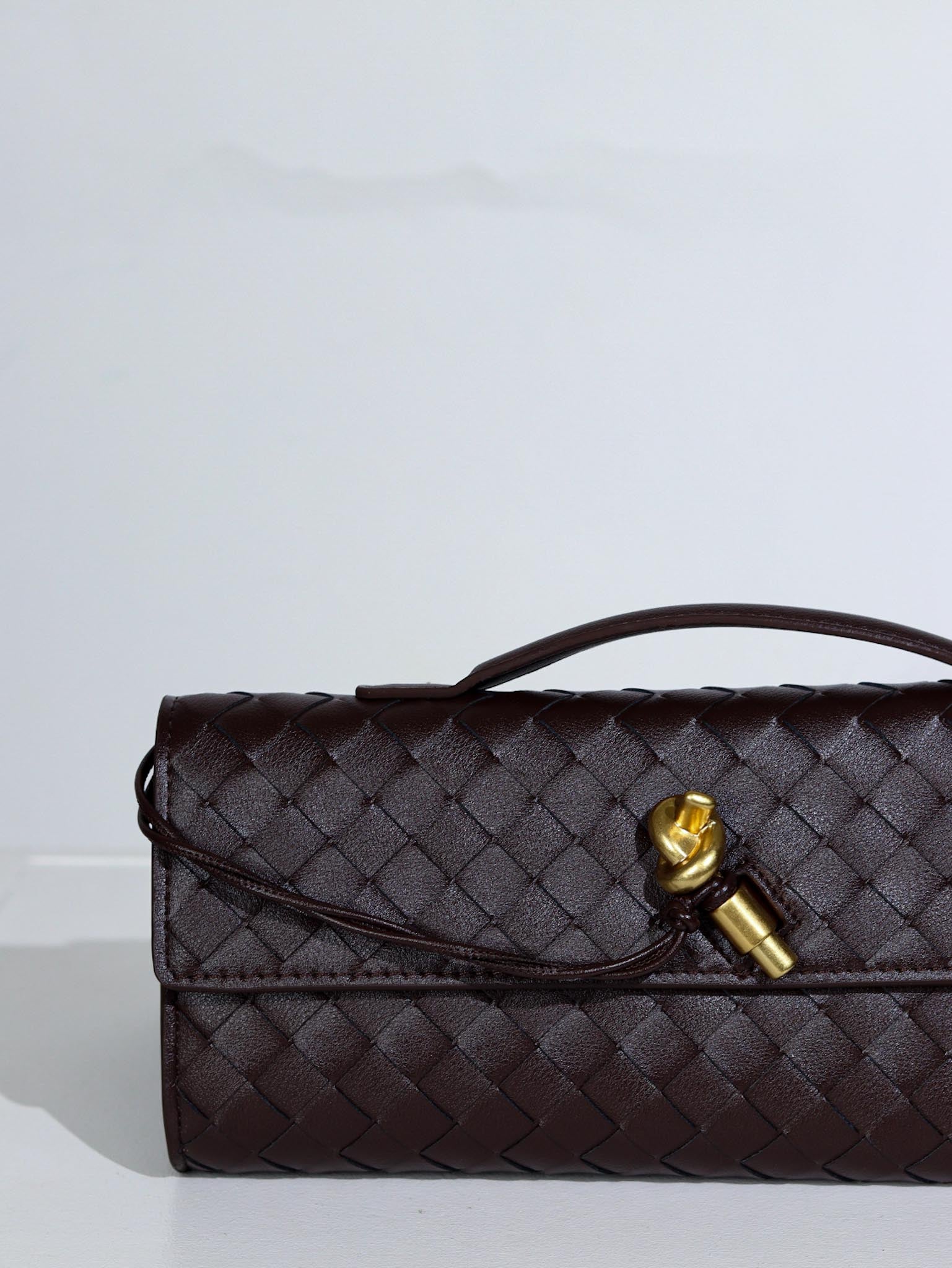 Melna d/a taisnstūra formas pīta soma ar zelta dekora aizdari - 16187