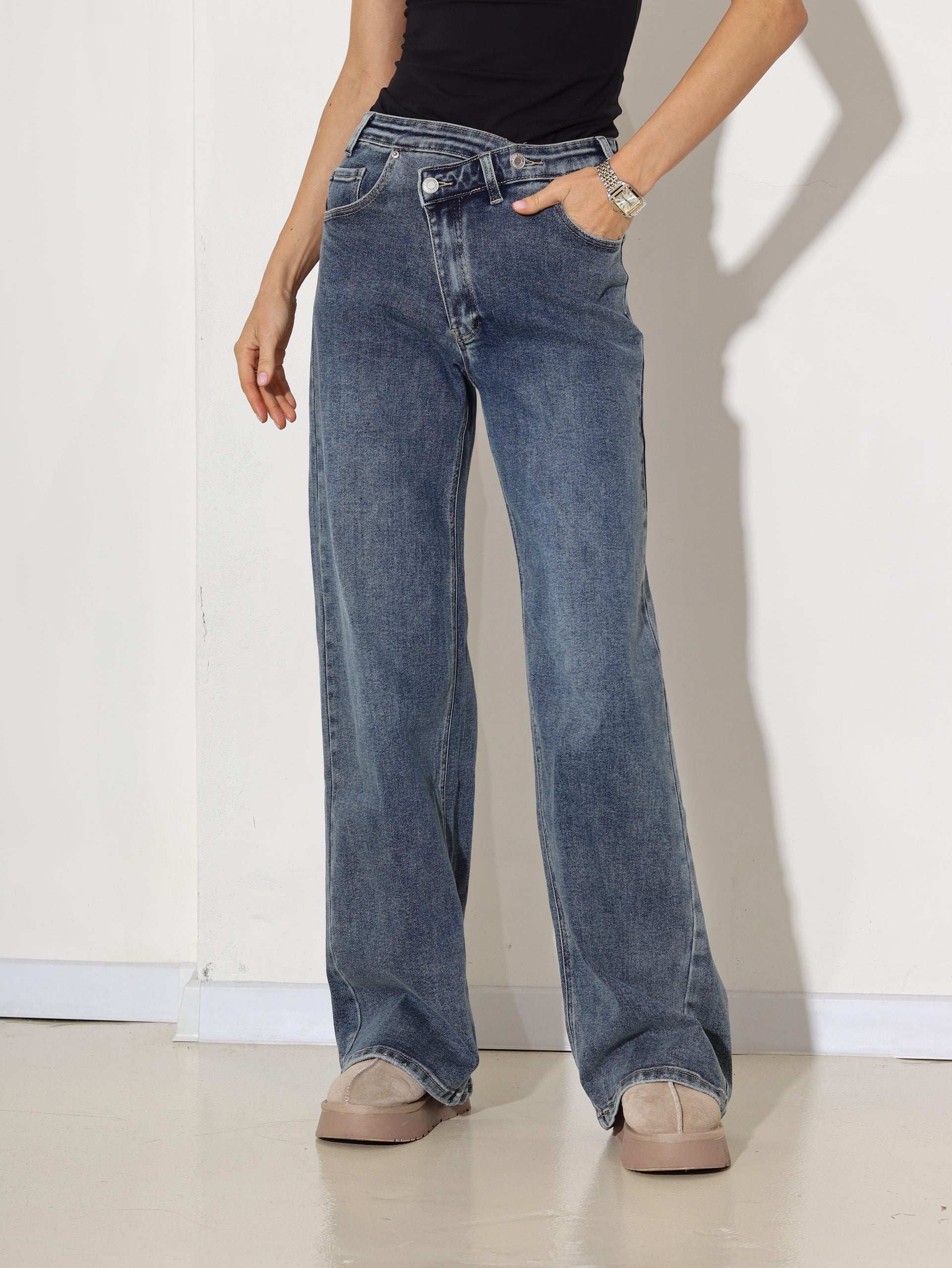 Zilas džinsa bikses ar slīpu pogas aizdari - 16921