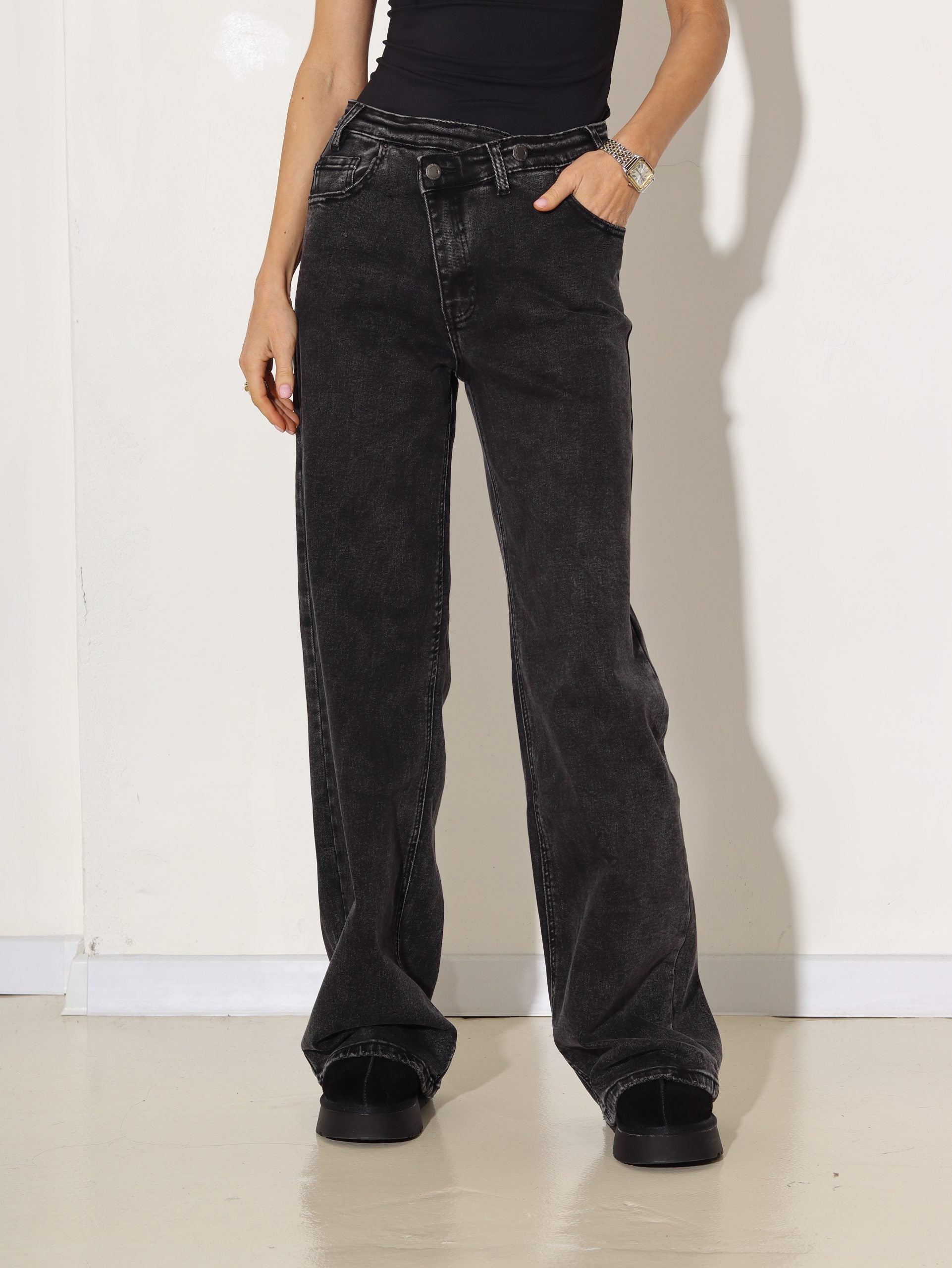 Pelēkmelnas džinsa bikses ar slīpu pogas aizdari - 16922