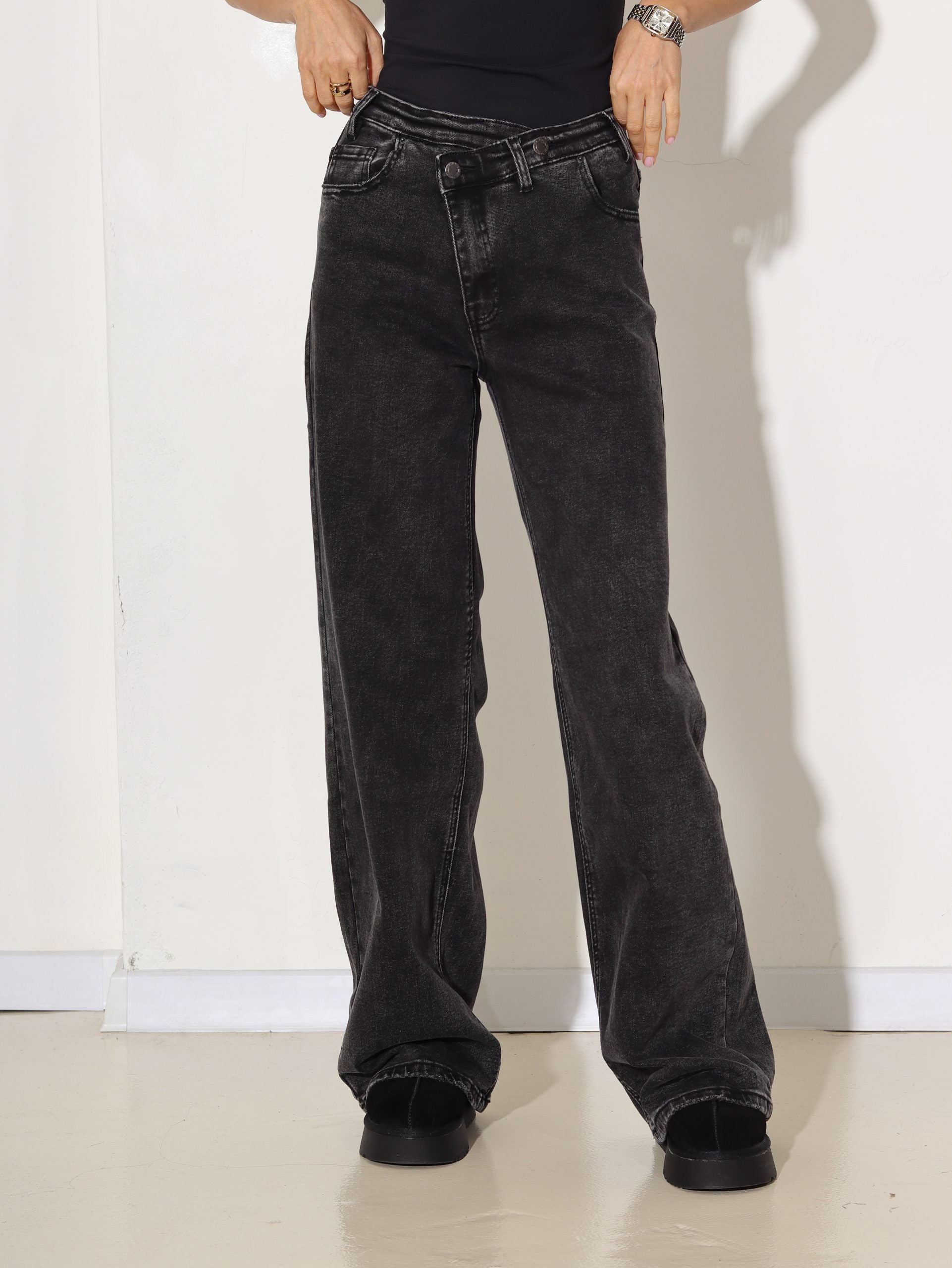 Pelēkmelnas džinsa bikses ar slīpu pogas aizdari - 16922