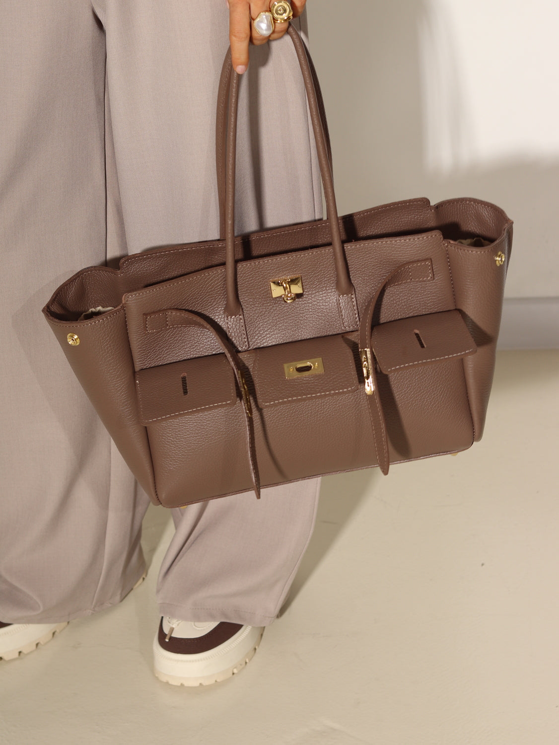 Tumši brūna d/ā liela rokassoma ar dubultu aizdari - 14655