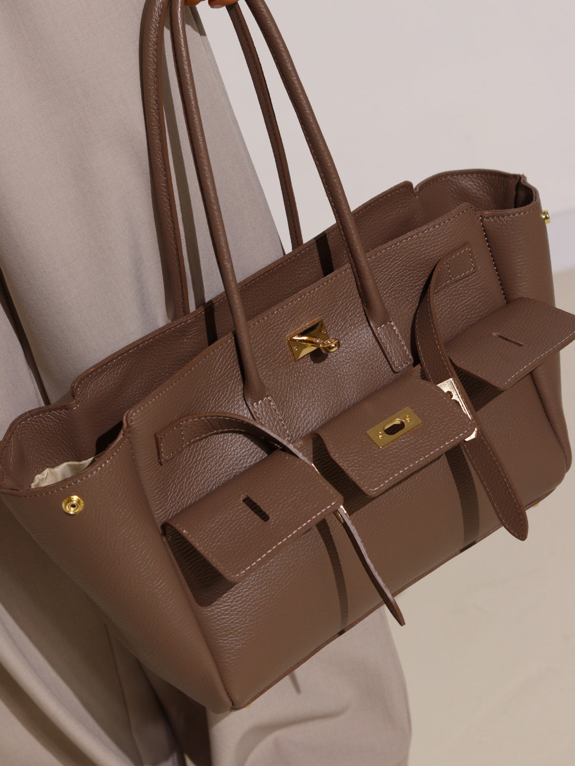 Tumši brūna d/ā liela rokassoma ar dubultu aizdari - 14655