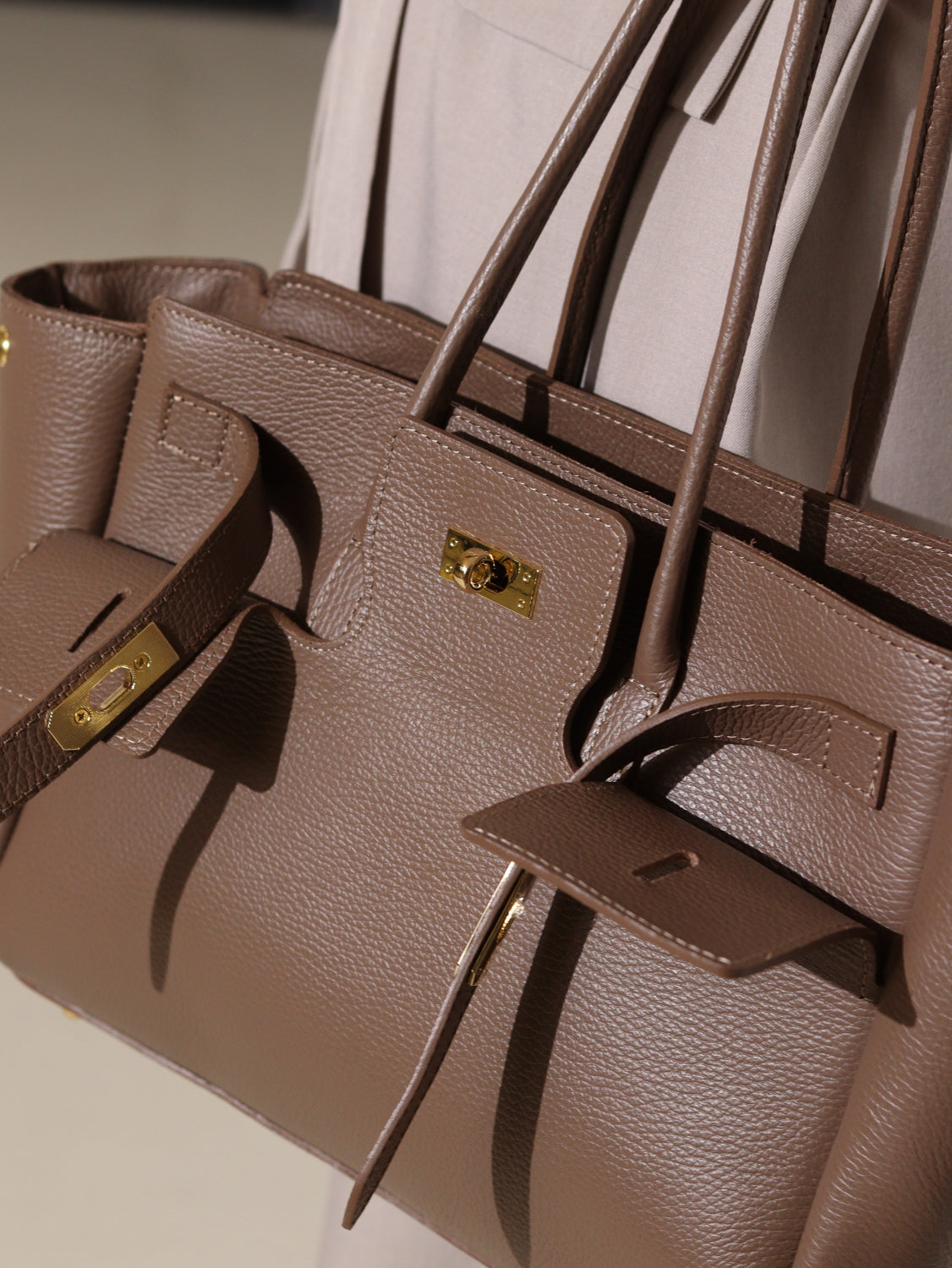 Tumši brūna d/ā liela rokassoma ar dubultu aizdari - 14655