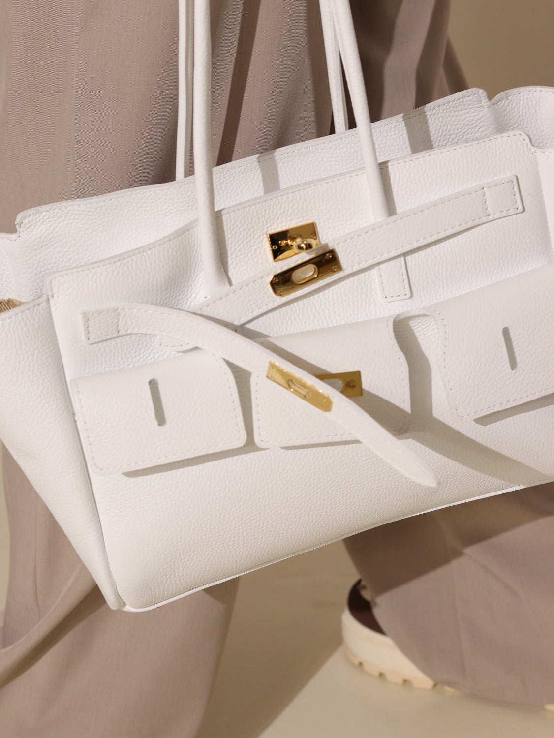 Balta d/ā liela rokassoma ar dubultu aizdari - 14647