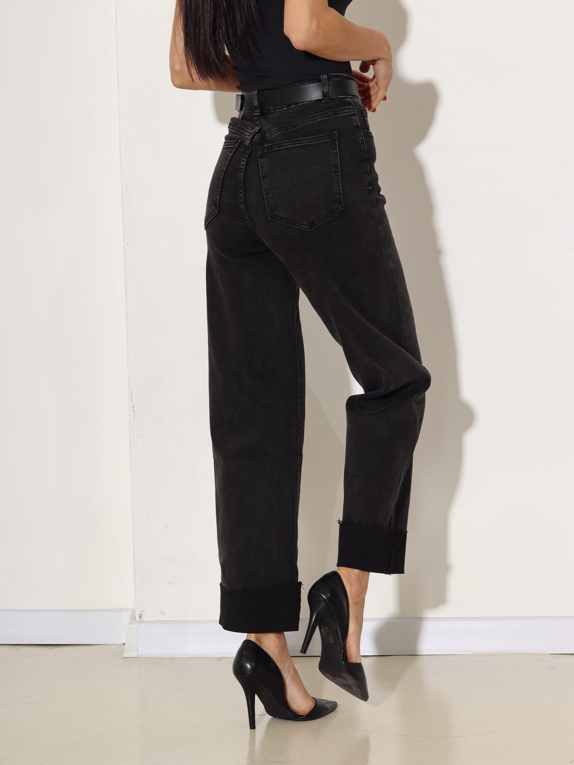 Melnas/balinātas džinsa bikses ar jostu - 16923