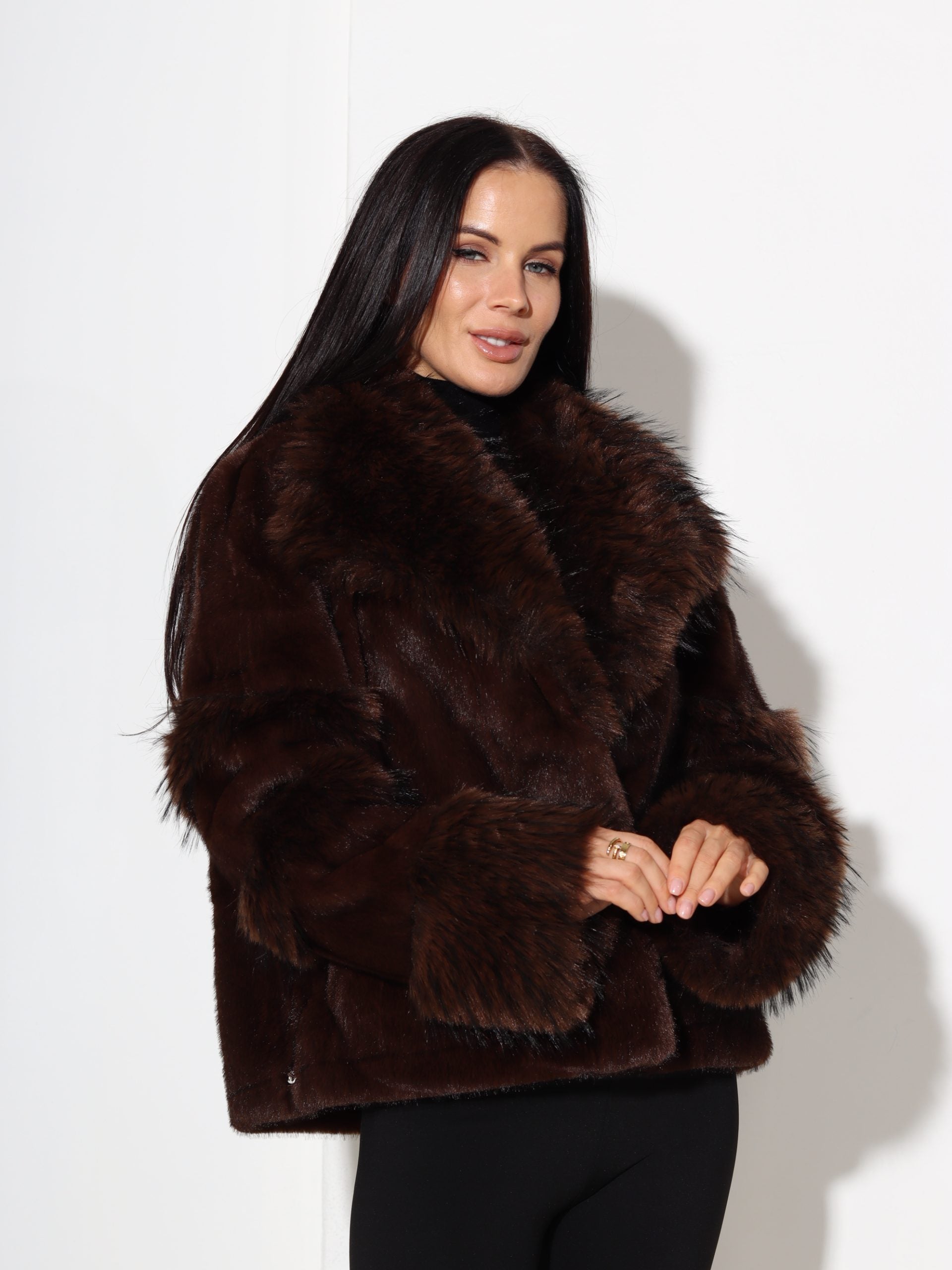 Brūns īss kažoks ar dažāda garuma spalvu un savelkamu apakšdaļu - 17317