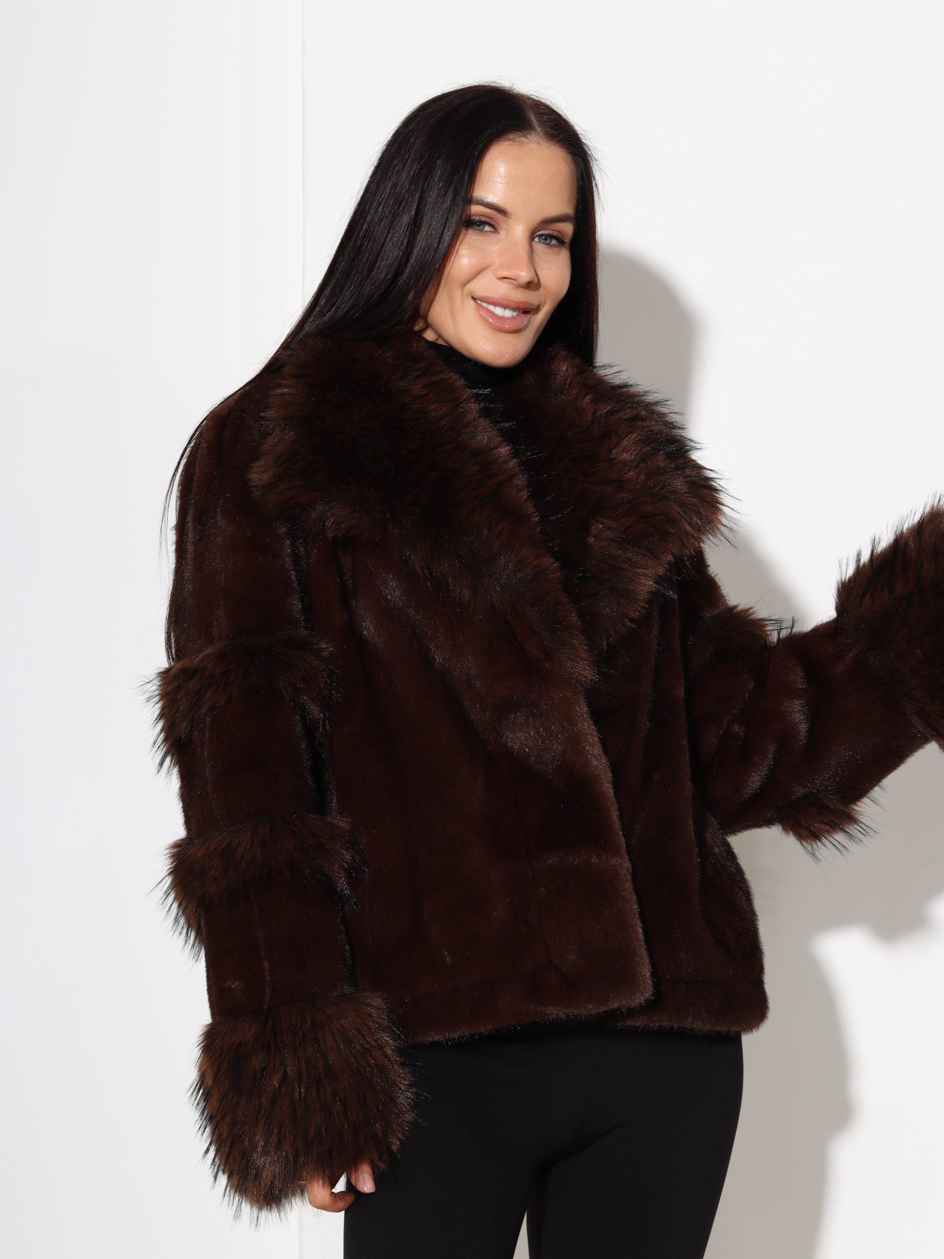 Brūns īss kažoks ar dažāda garuma spalvu un savelkamu apakšdaļu - 17317