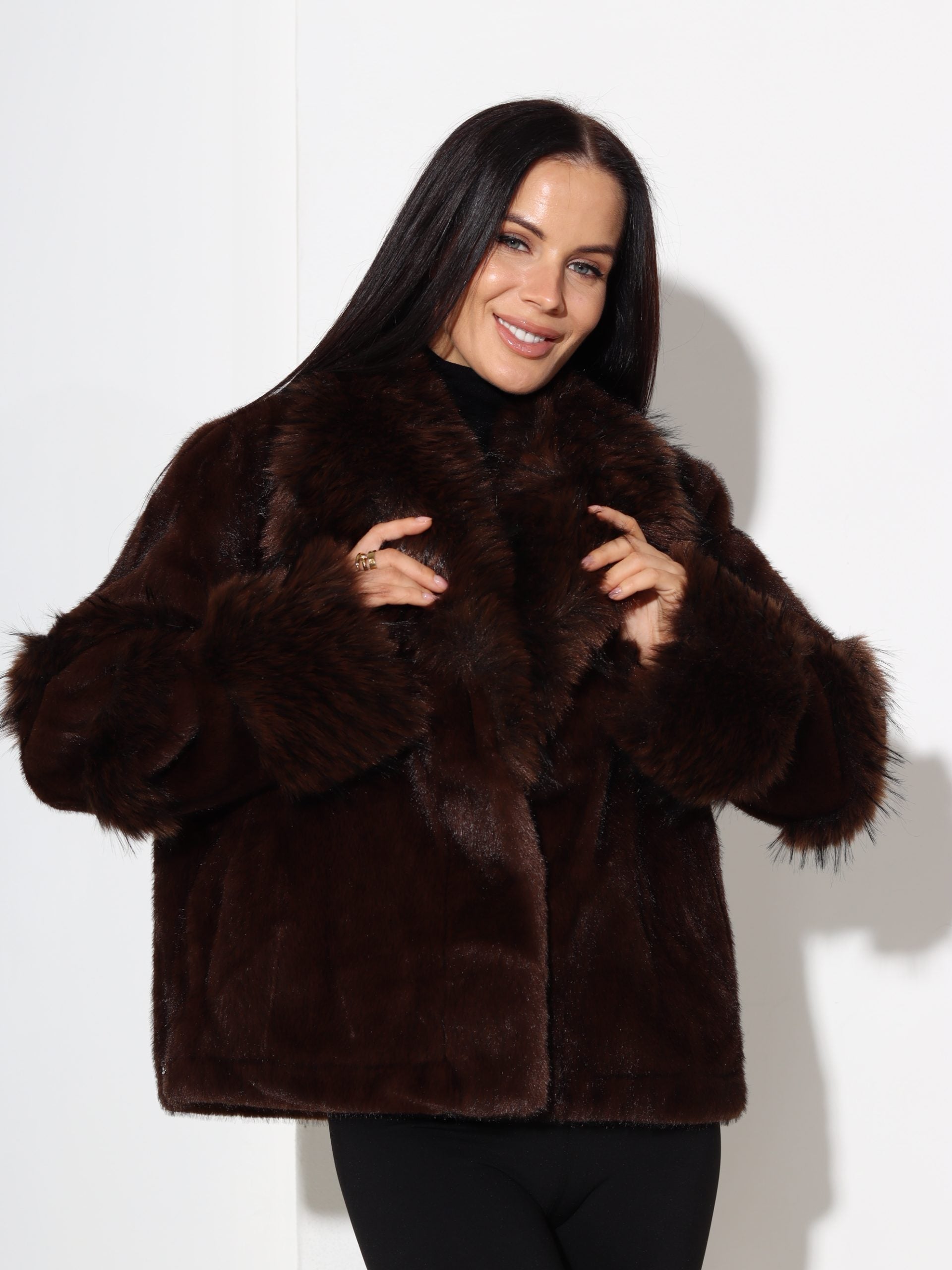 Brūns īss kažoks ar dažāda garuma spalvu un savelkamu apakšdaļu - 17317