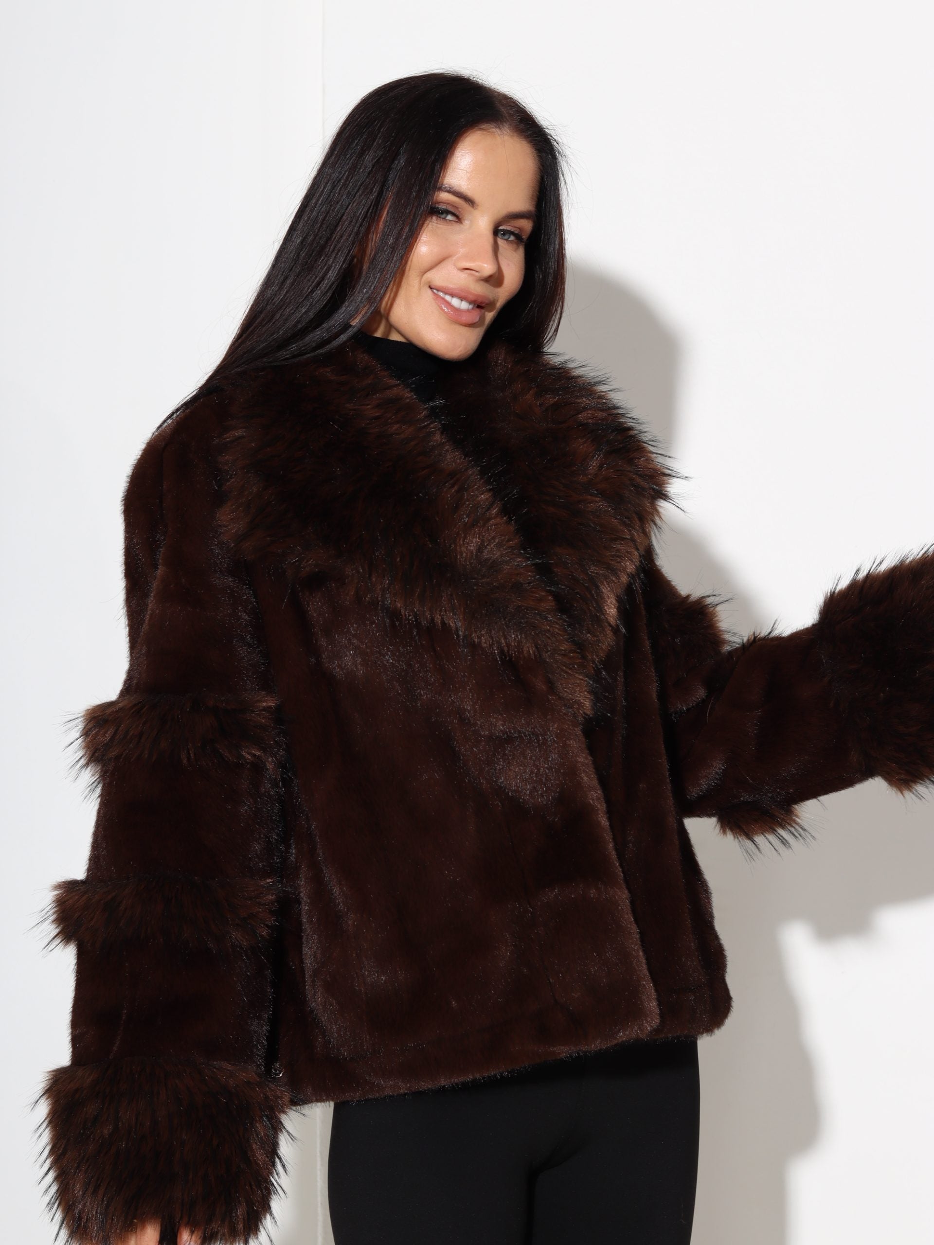 Brūns īss kažoks ar dažāda garuma spalvu un savelkamu apakšdaļu - 17317