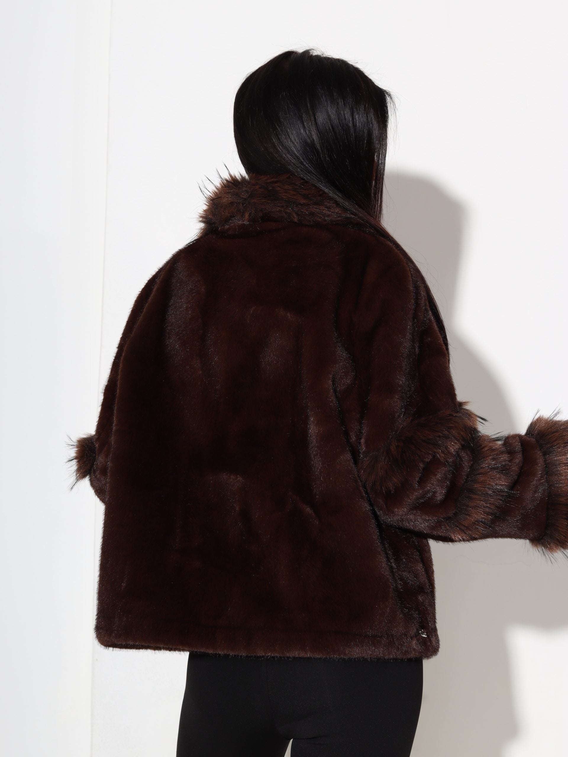 Brūns īss kažoks ar dažāda garuma spalvu un savelkamu apakšdaļu - 17317