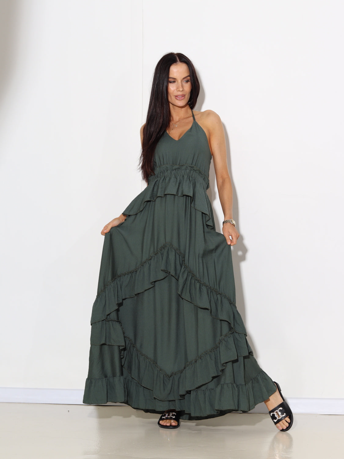 Zaļa kleita ar sienamu kakla daļu un volāniem - 15467