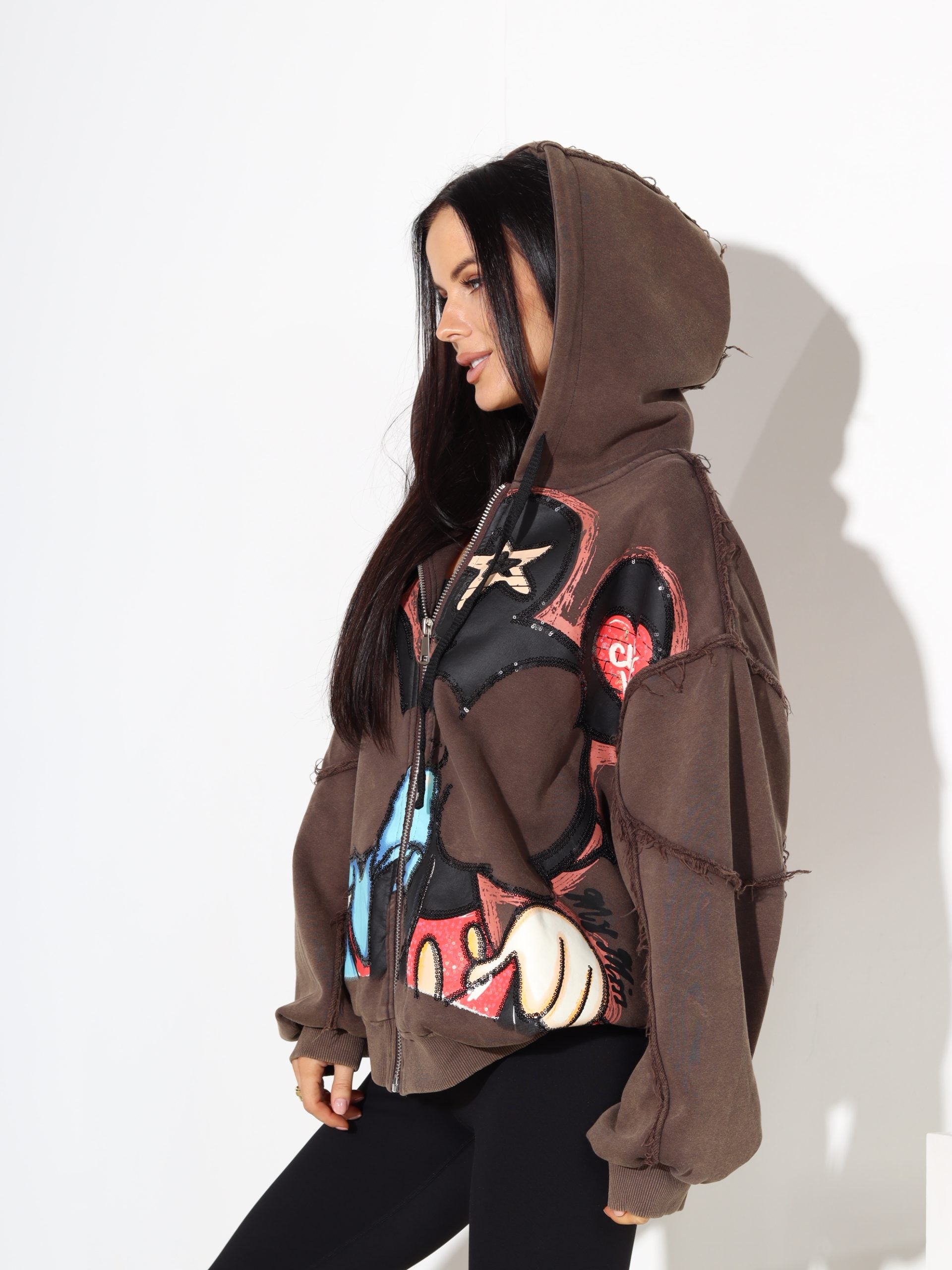 Brūna jaka ar krāsainu zīmējumu un izšūta ar gliteriem - 17679