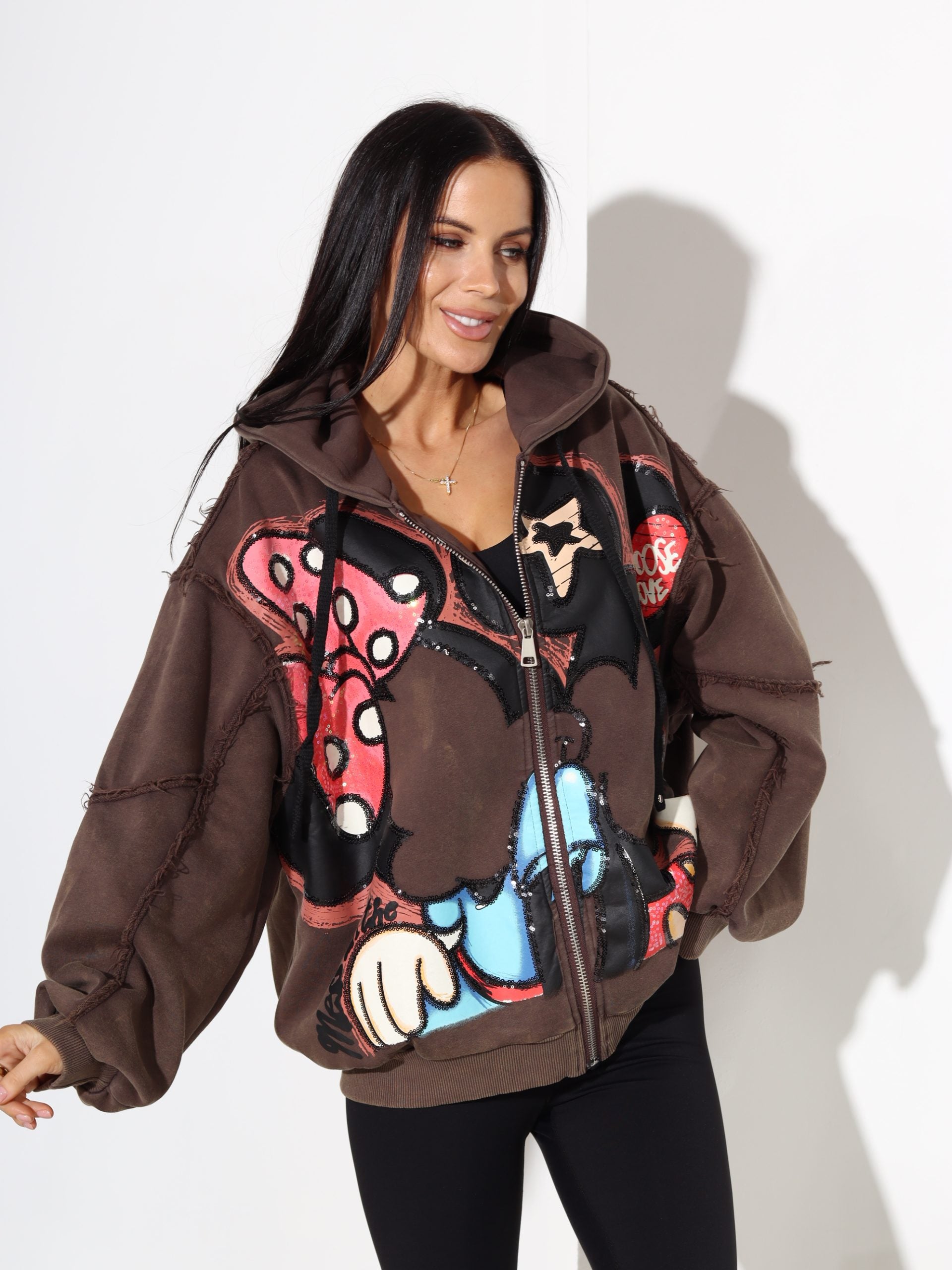 Brūna jaka ar krāsainu zīmējumu un izšūta ar gliteriem - 17679