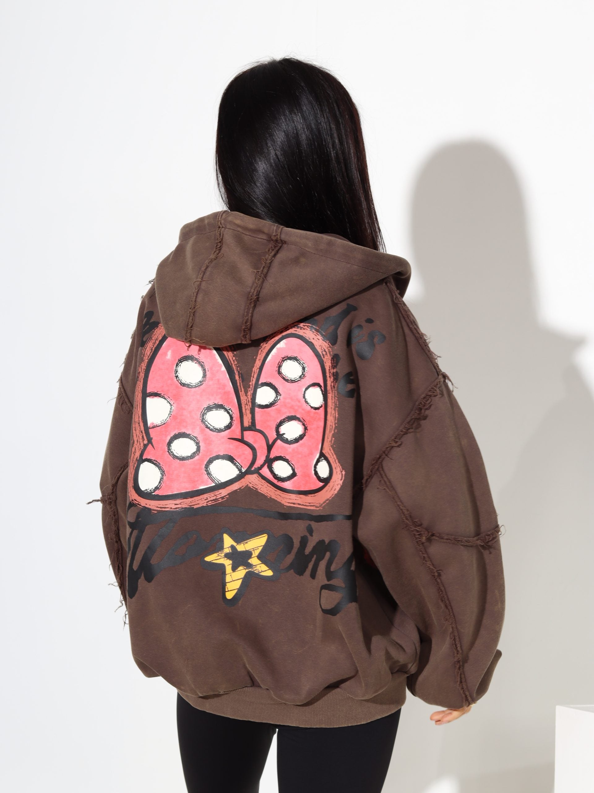 Brūna jaka ar krāsainu zīmējumu un izšūta ar gliteriem - 17679