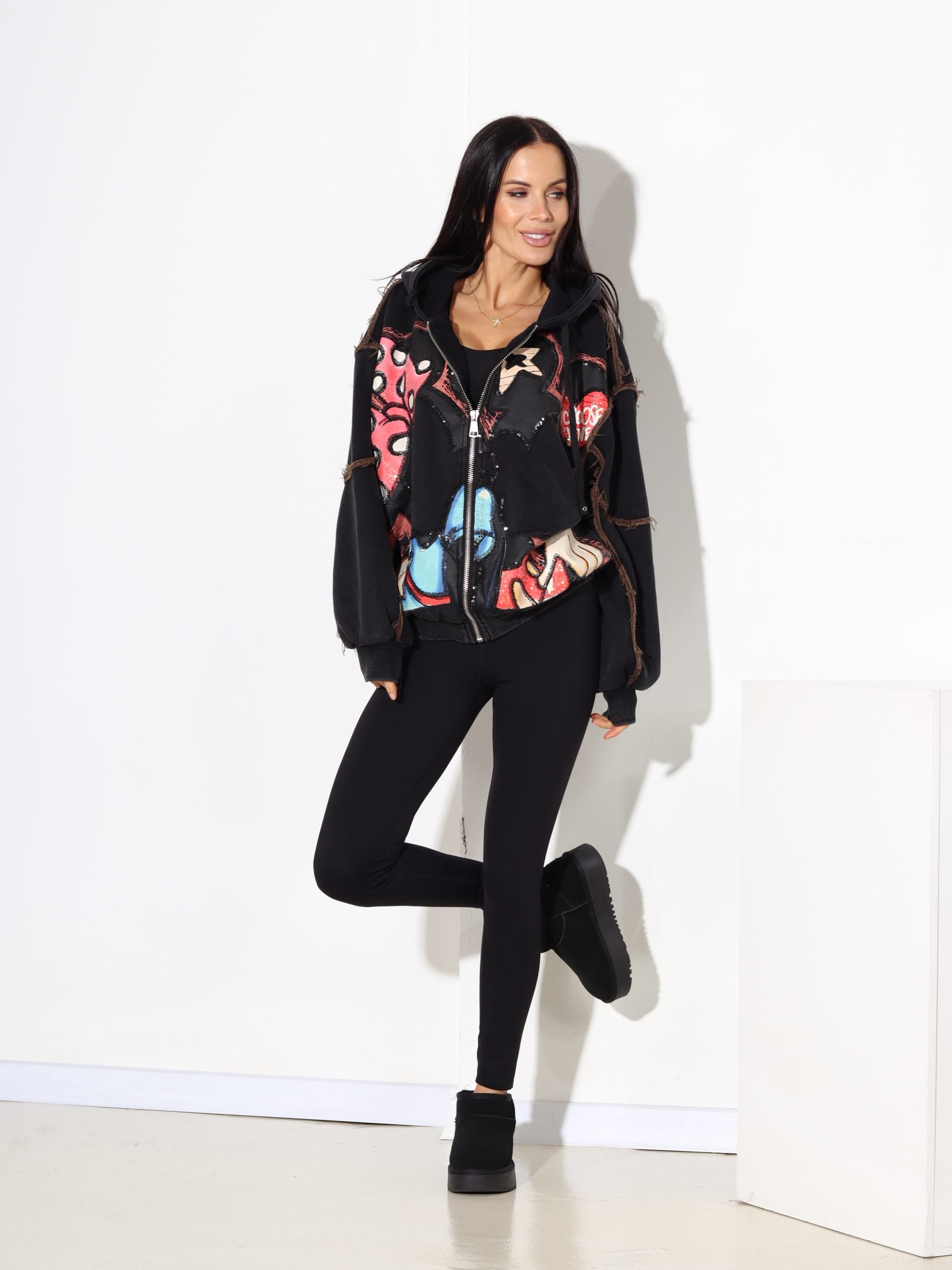 Pelēka jaka ar krāsainu zīmējumu un izšūta ar gliteriem - 17678