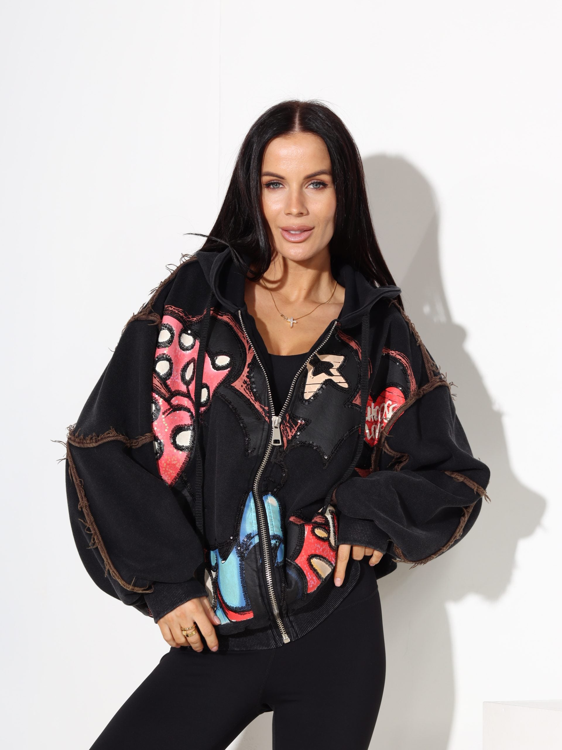 Pelēka jaka ar krāsainu zīmējumu un izšūta ar gliteriem - 17678