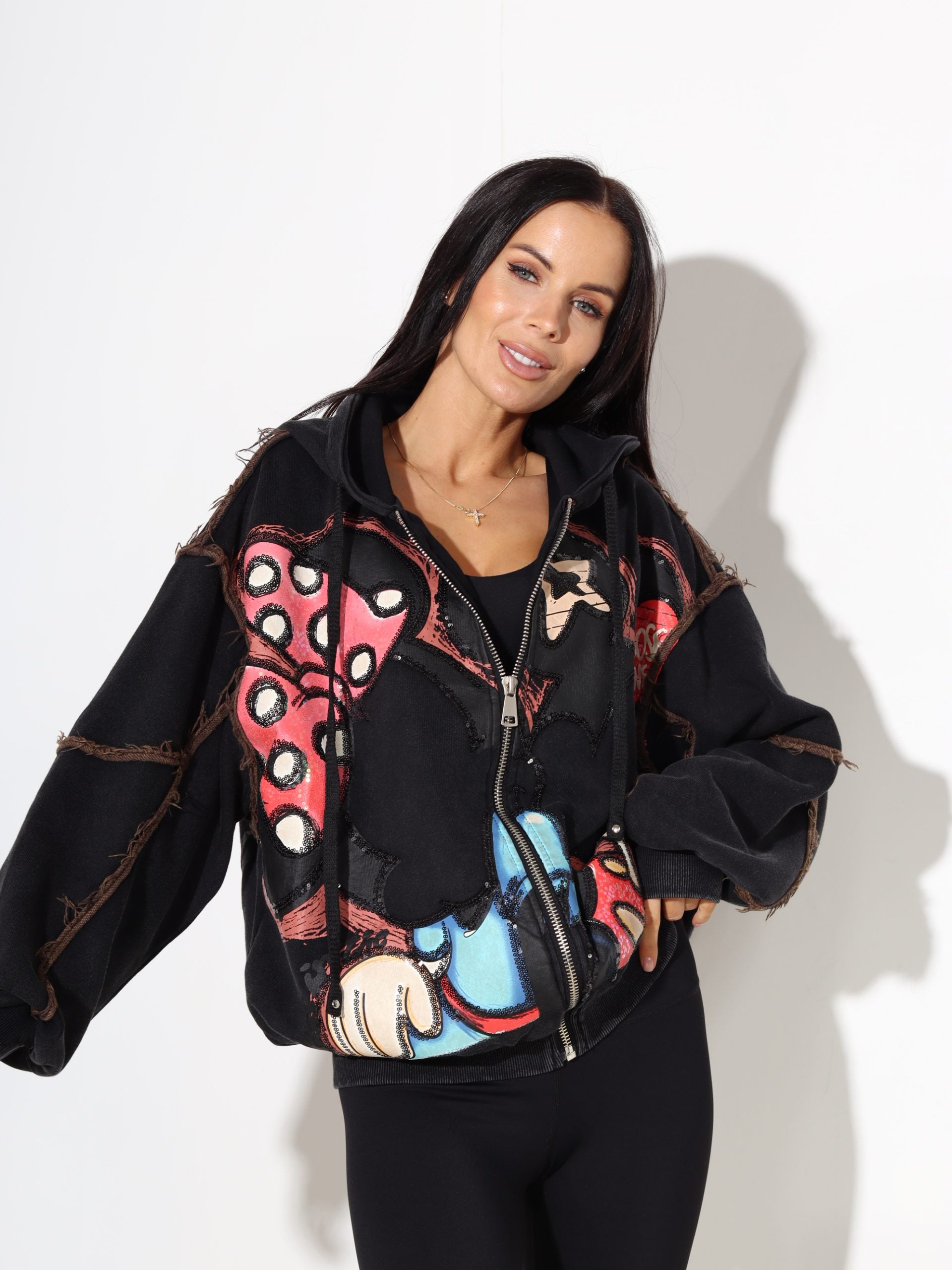 Pelēka jaka ar krāsainu zīmējumu un izšūta ar gliteriem - 17678