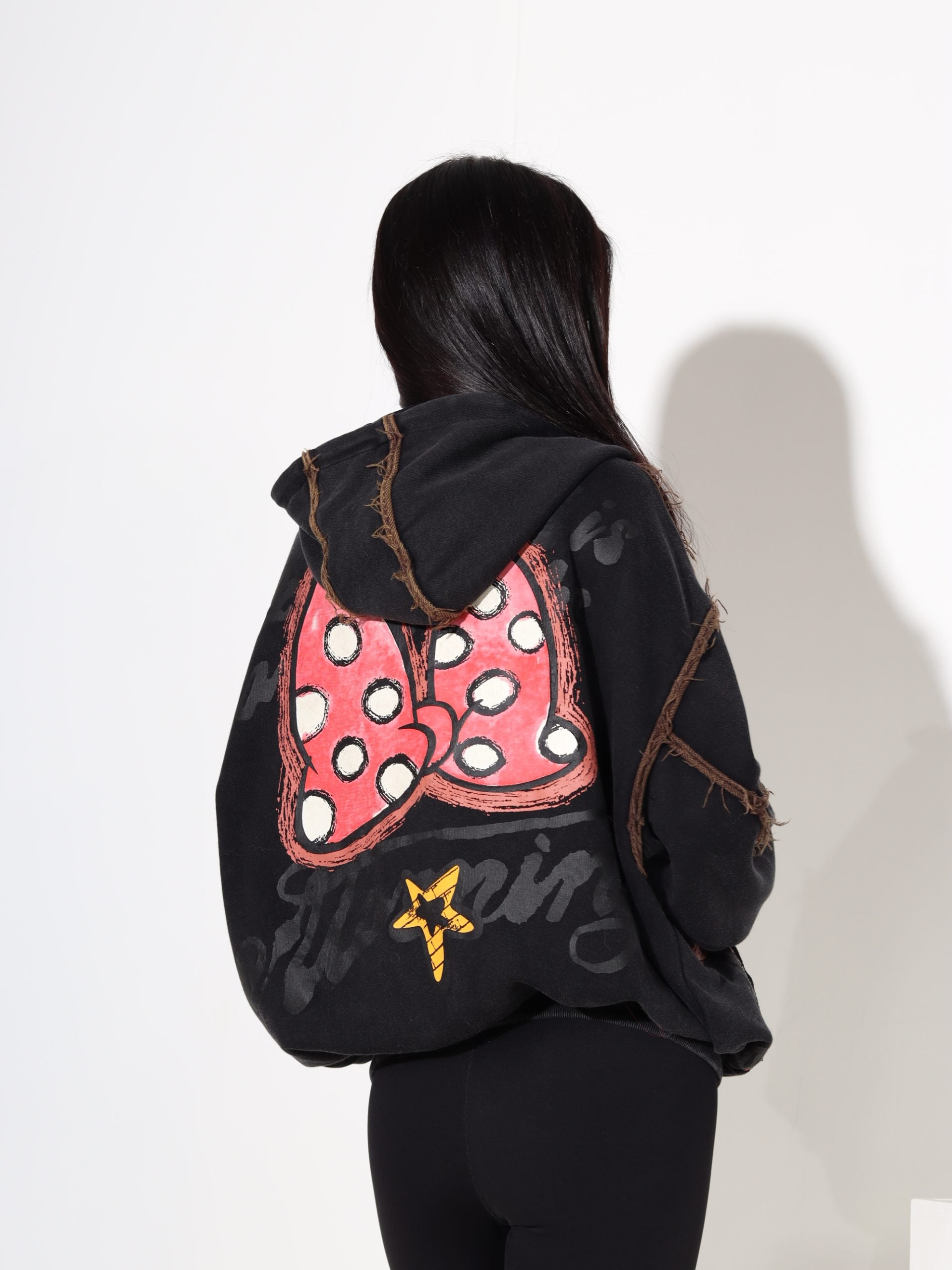 Pelēka jaka ar krāsainu zīmējumu un izšūta ar gliteriem - 17678