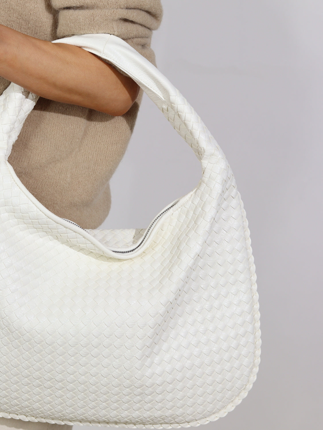 Balta, m/ā, pītas virsmas soma - 15483