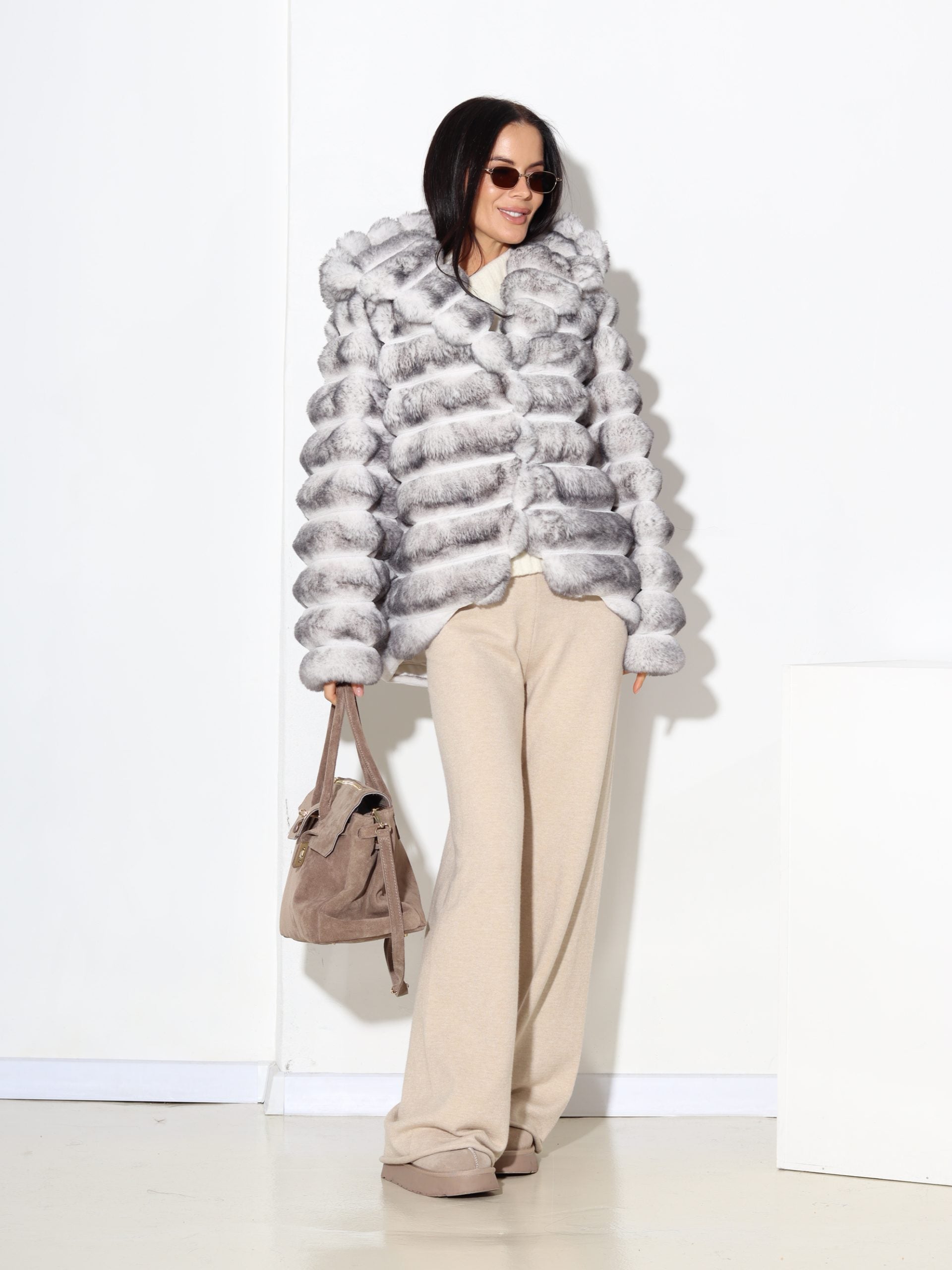 Balts + pelēks horizontāli frakcionēts m/ā kažoks ar kapuci - 17310