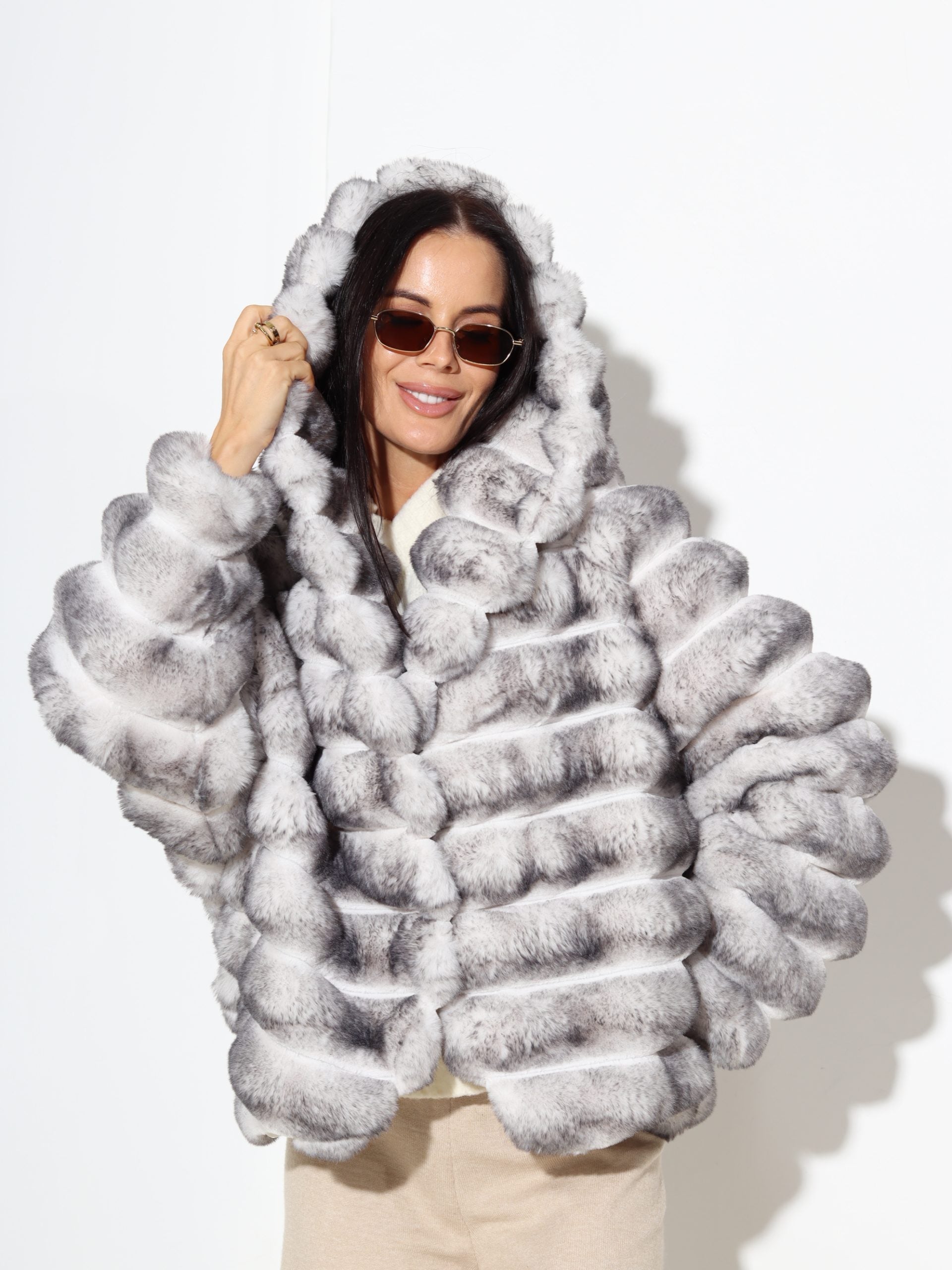 Balts + pelēks horizontāli frakcionēts m/ā kažoks ar kapuci - 17310