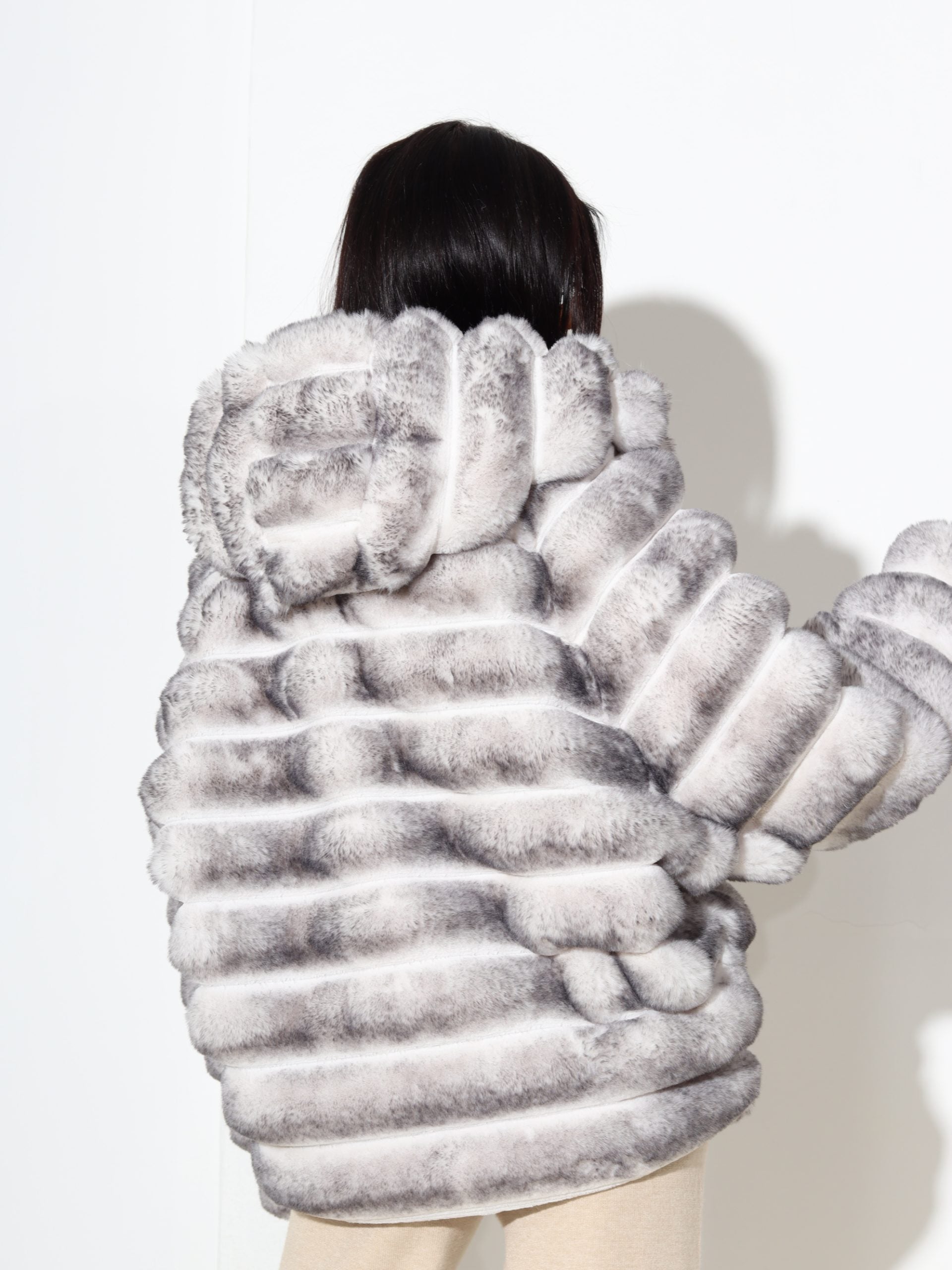 Balts + pelēks horizontāli frakcionēts m/ā kažoks ar kapuci - 17310