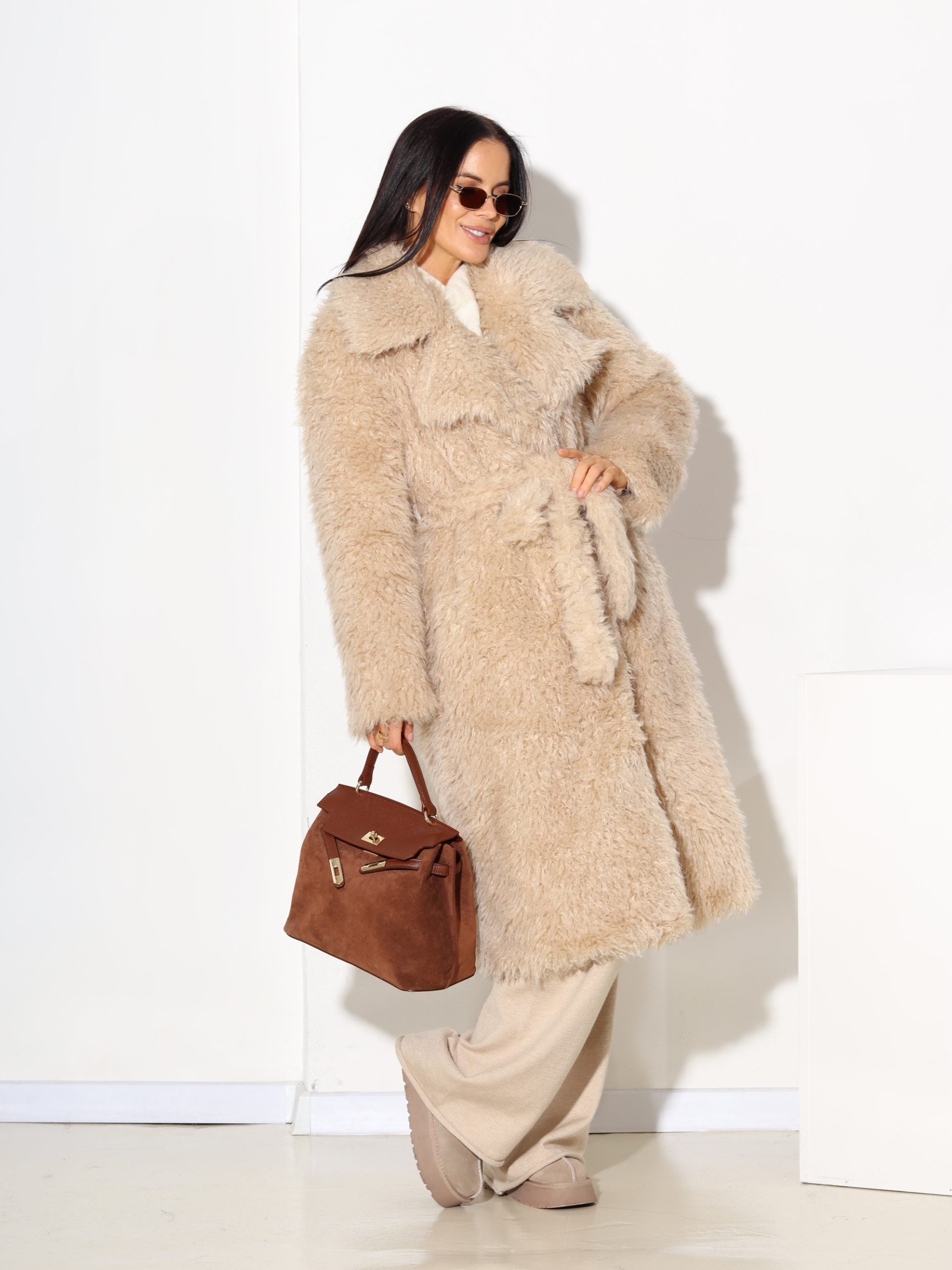 Bēšs, garš viļņotas spalvas m/ā kažoks ar jostu - 17328