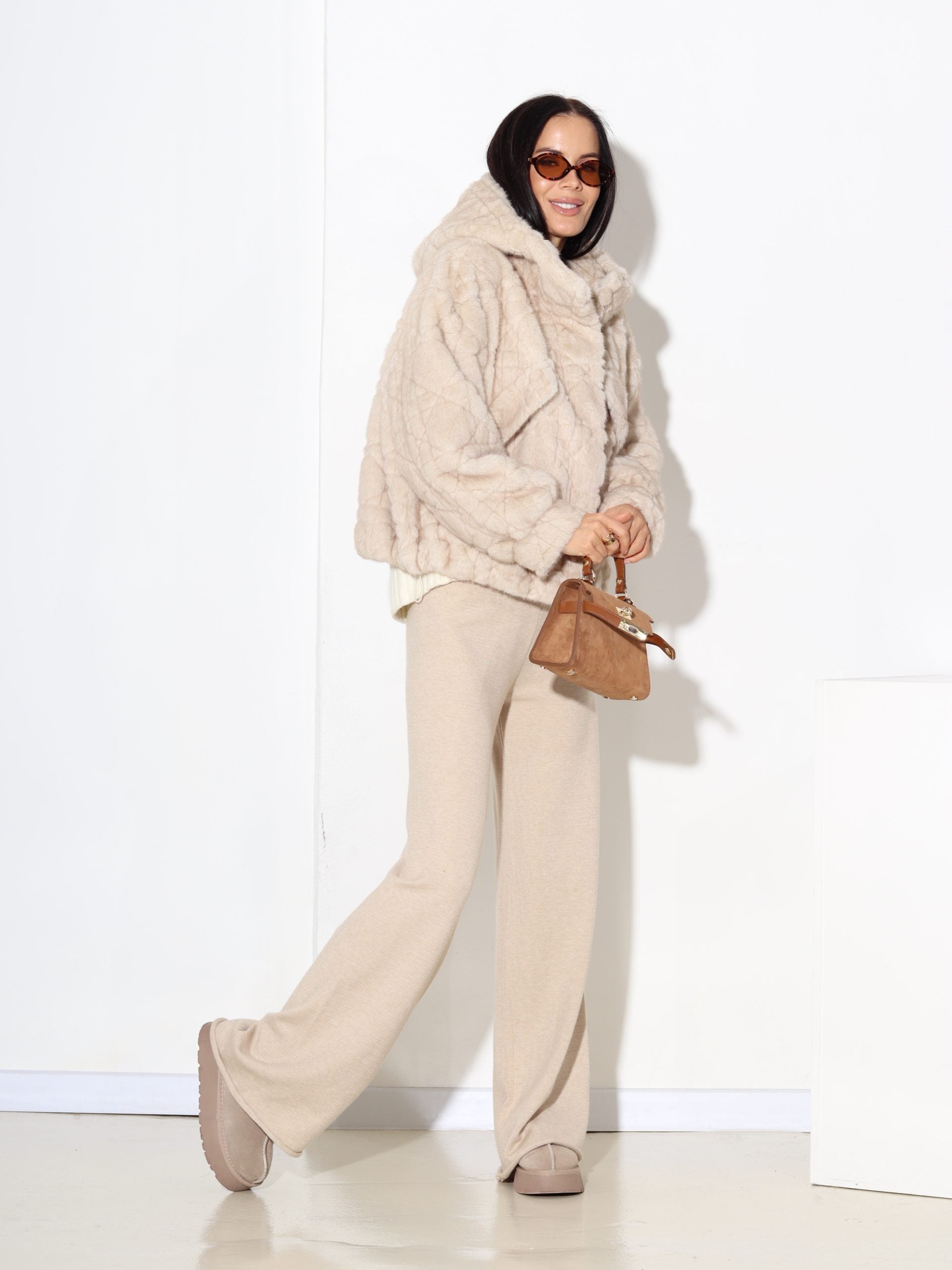 Bēšs īss m/ā kažoks ar izšūtu rakstu un kapuci - 17321