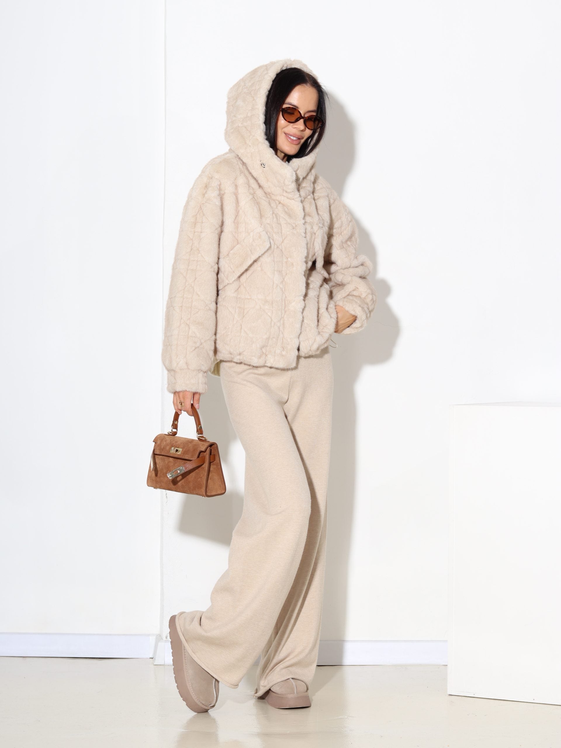 Bēšs īss m/ā kažoks ar izšūtu rakstu un kapuci - 17321