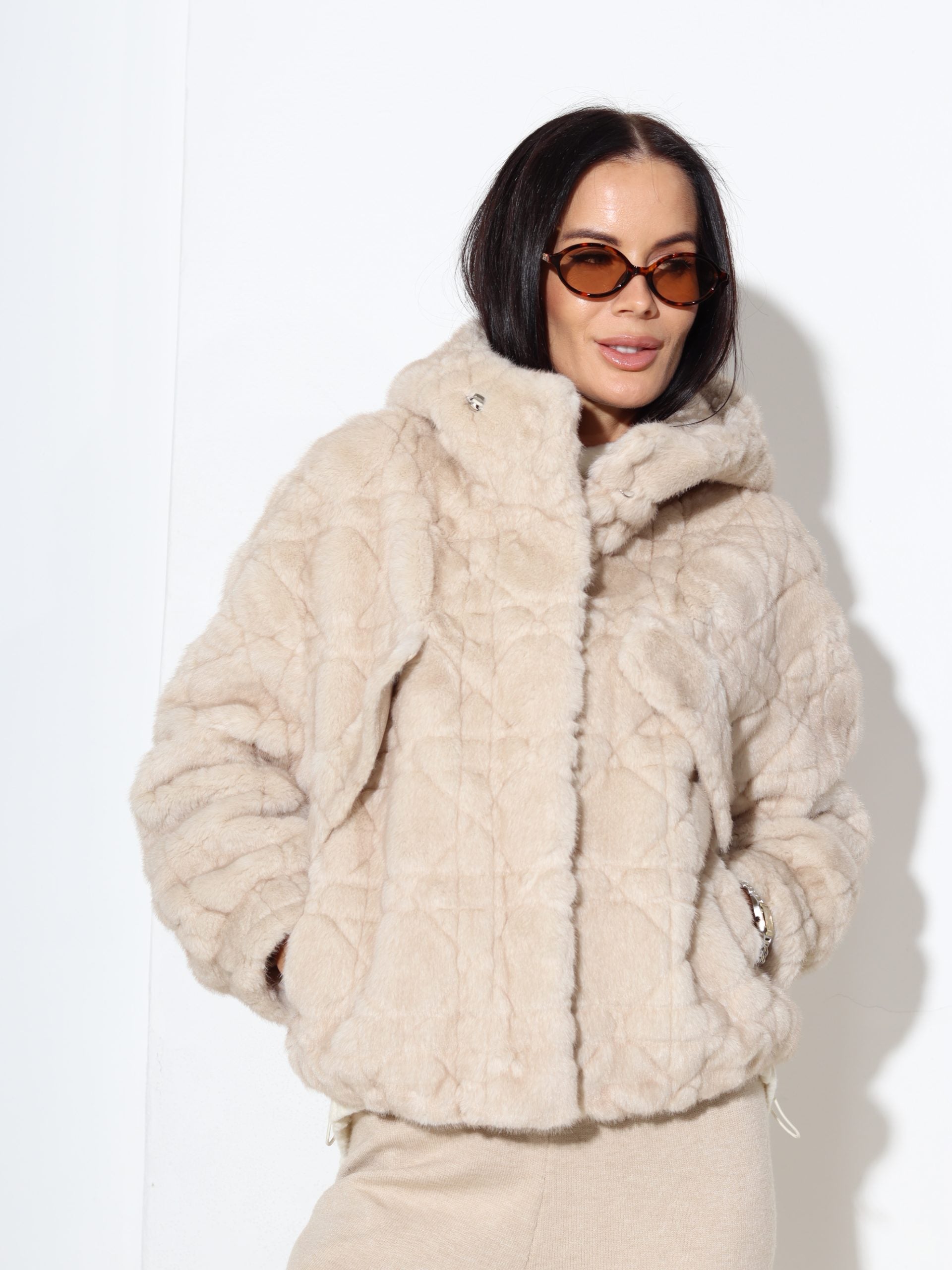 Bēšs īss m/ā kažoks ar izšūtu rakstu un kapuci - 17321