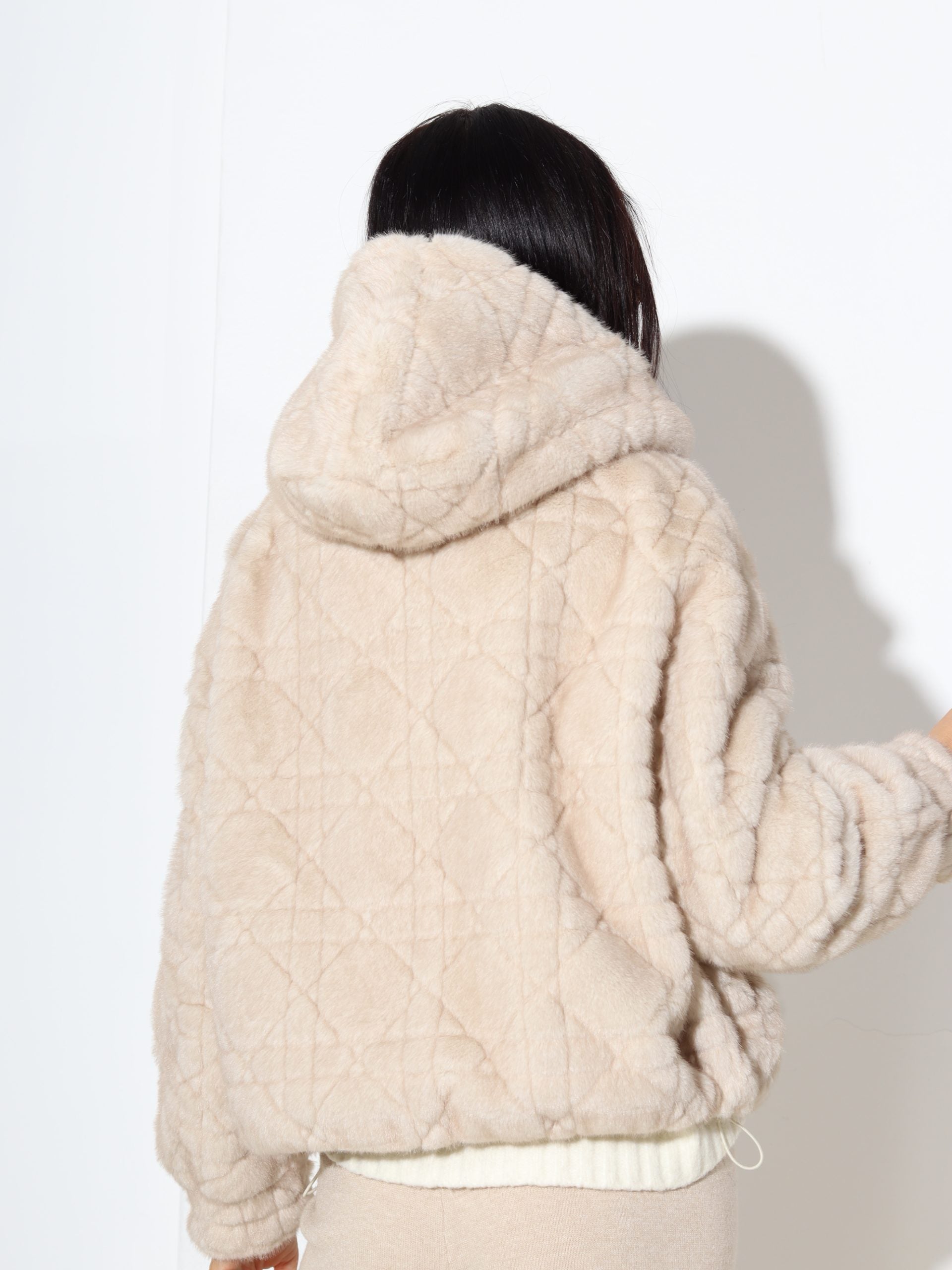 Bēšs īss m/ā kažoks ar izšūtu rakstu un kapuci - 17321