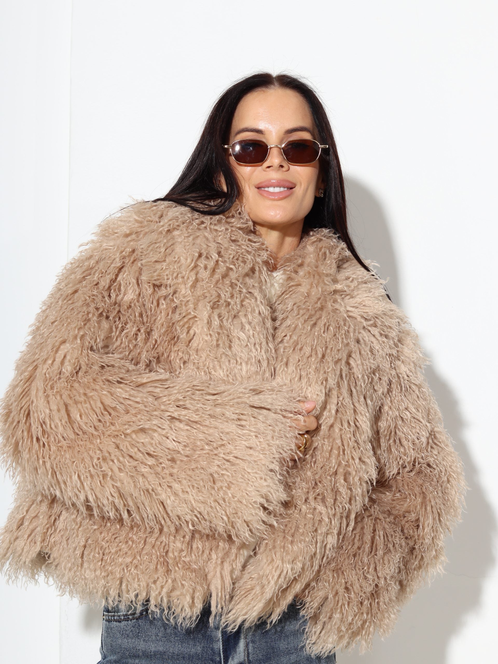 Bēšs īss m/ā kažociņš ar viļņotu spalvu - 17314