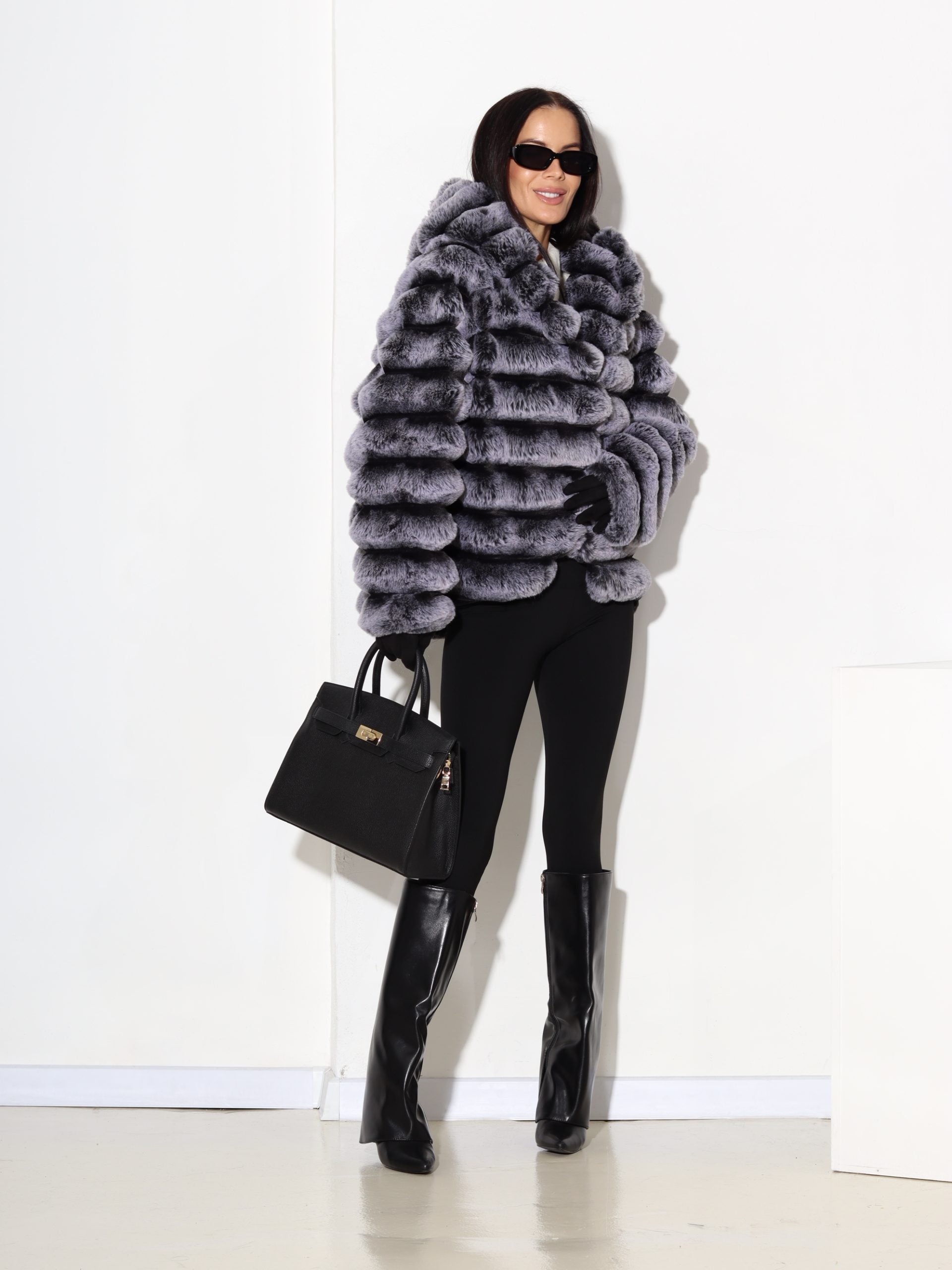 Melns + pelēks horizontāli frakcionēts m/ā kažoks ar kapuci - 17311