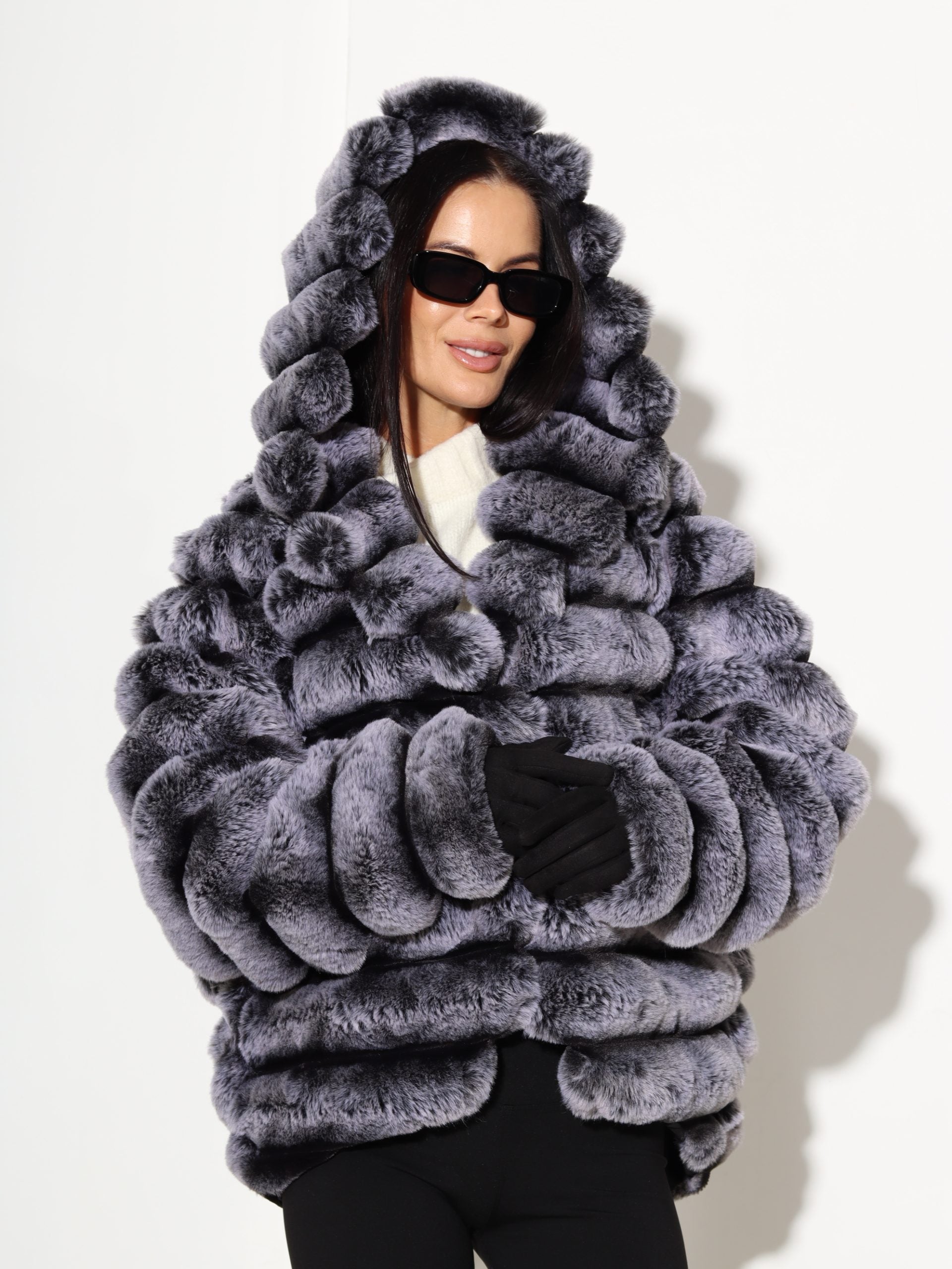 Melns + pelēks horizontāli frakcionēts m/ā kažoks ar kapuci - 17311