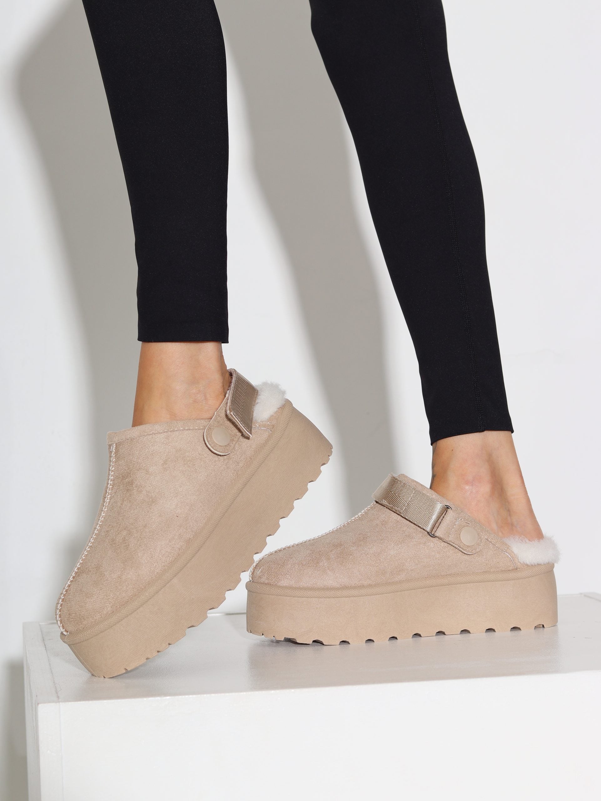 Bēši ,,UGG'' tipa apavi ar baltu pūciņu papēža daļā - 16310