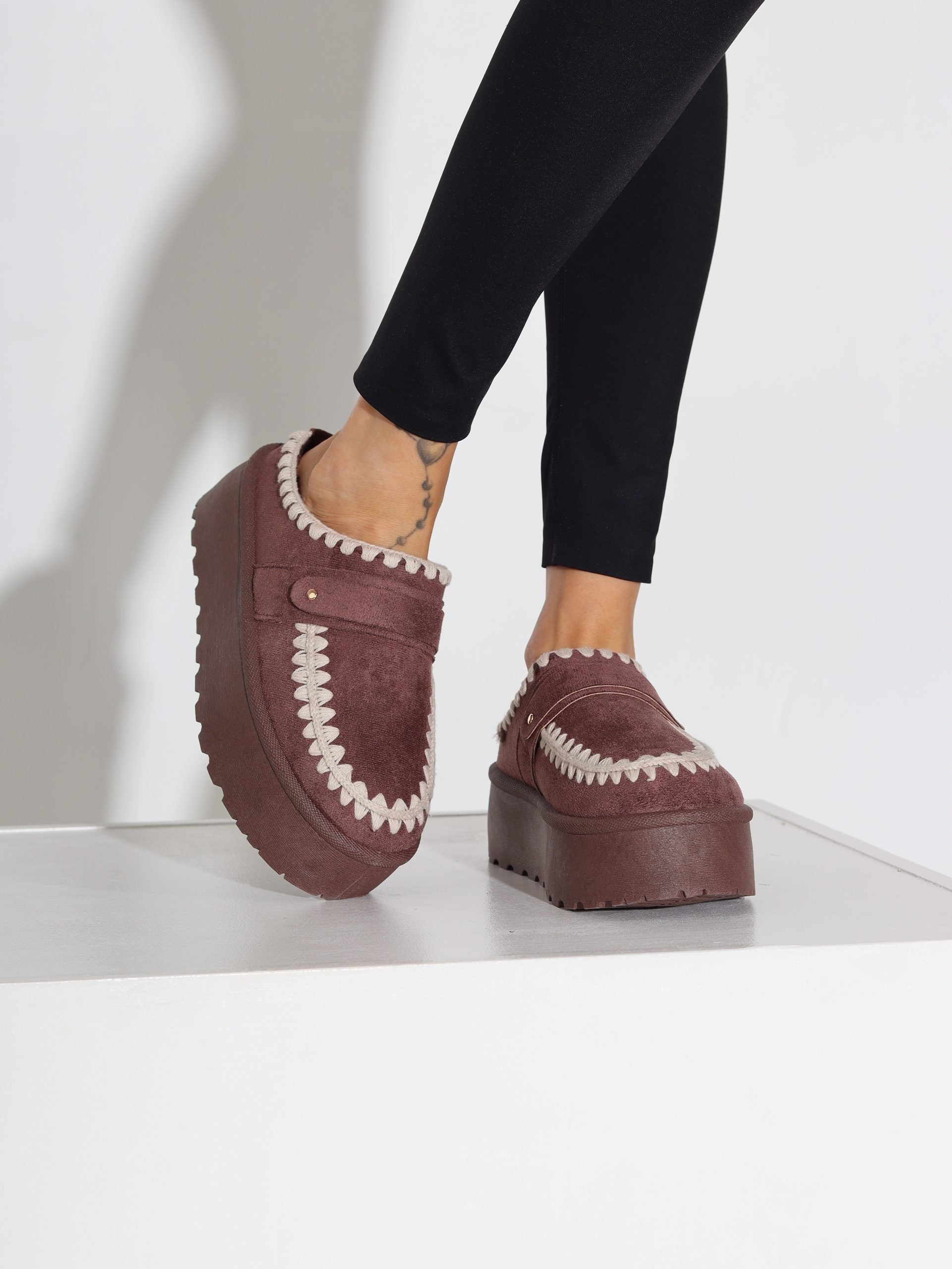 Brūni, saīsināti ,UGG' tipa apavi ar baltu diegu - 16308